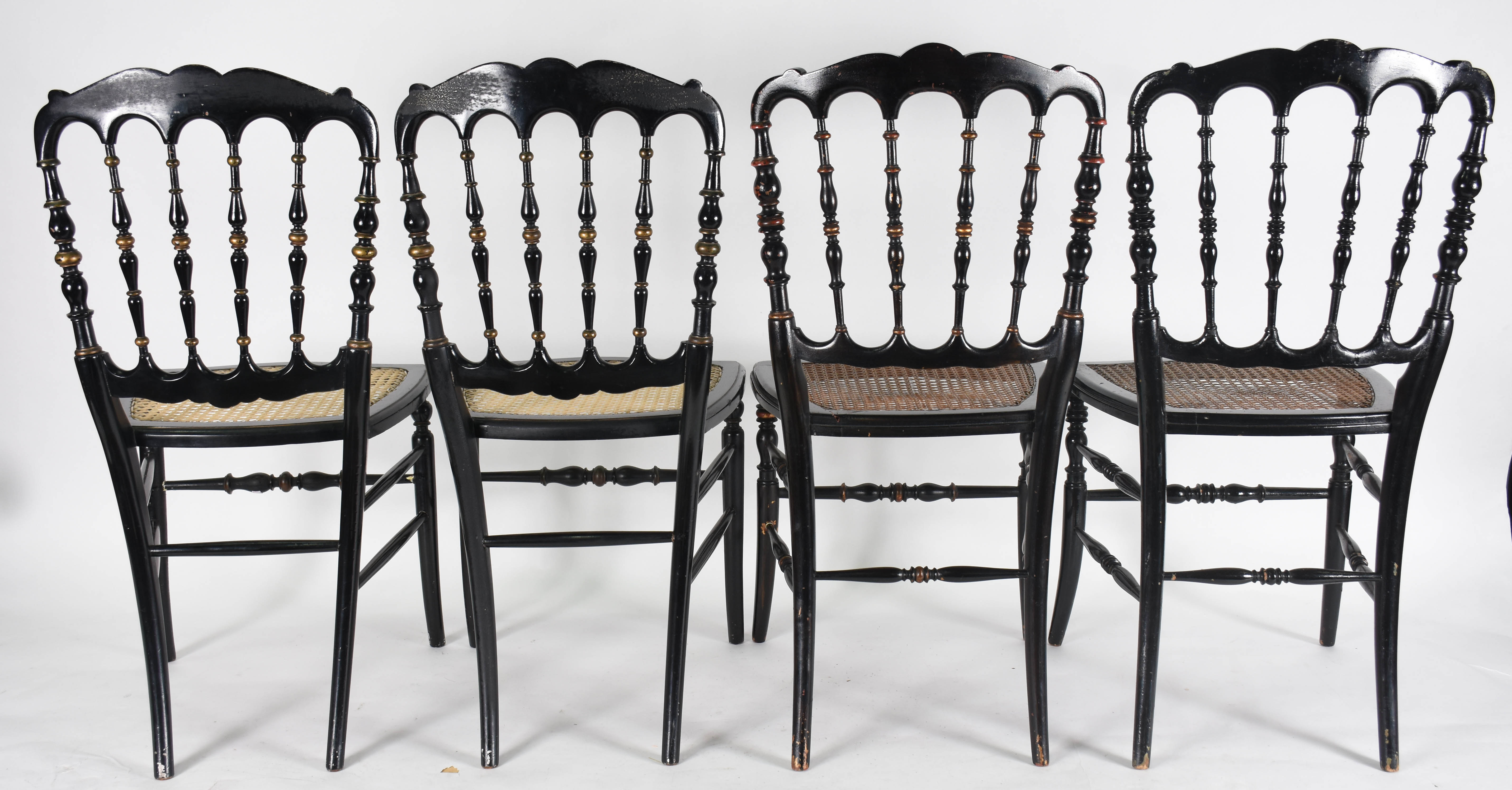 Quatro cadeiras estilo Veneziano , assentos de palhinha ( 2 travas... - foto 2 de 3