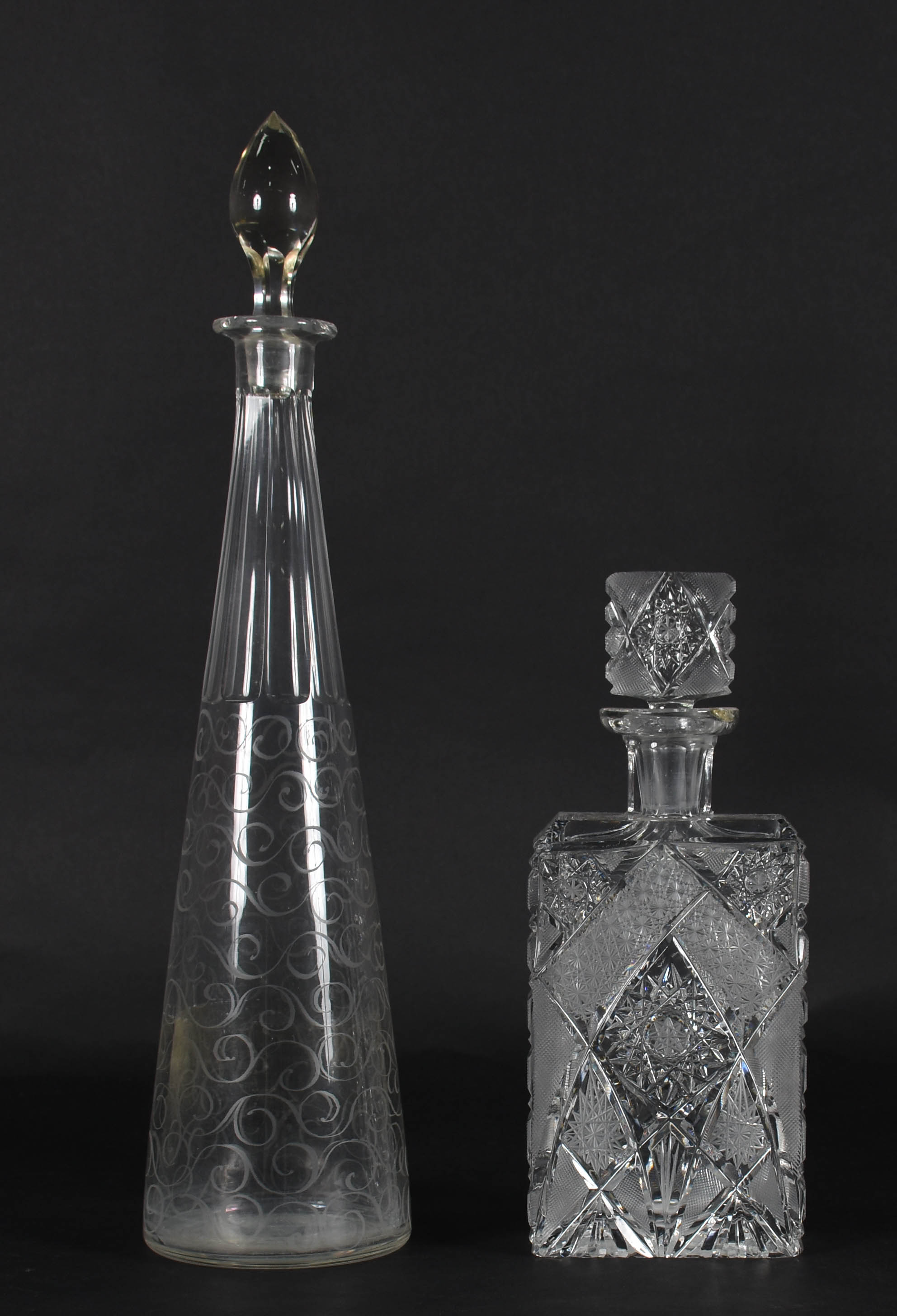 Duas garrafas de cristal , modelos diferentes . - foto 1 de 3