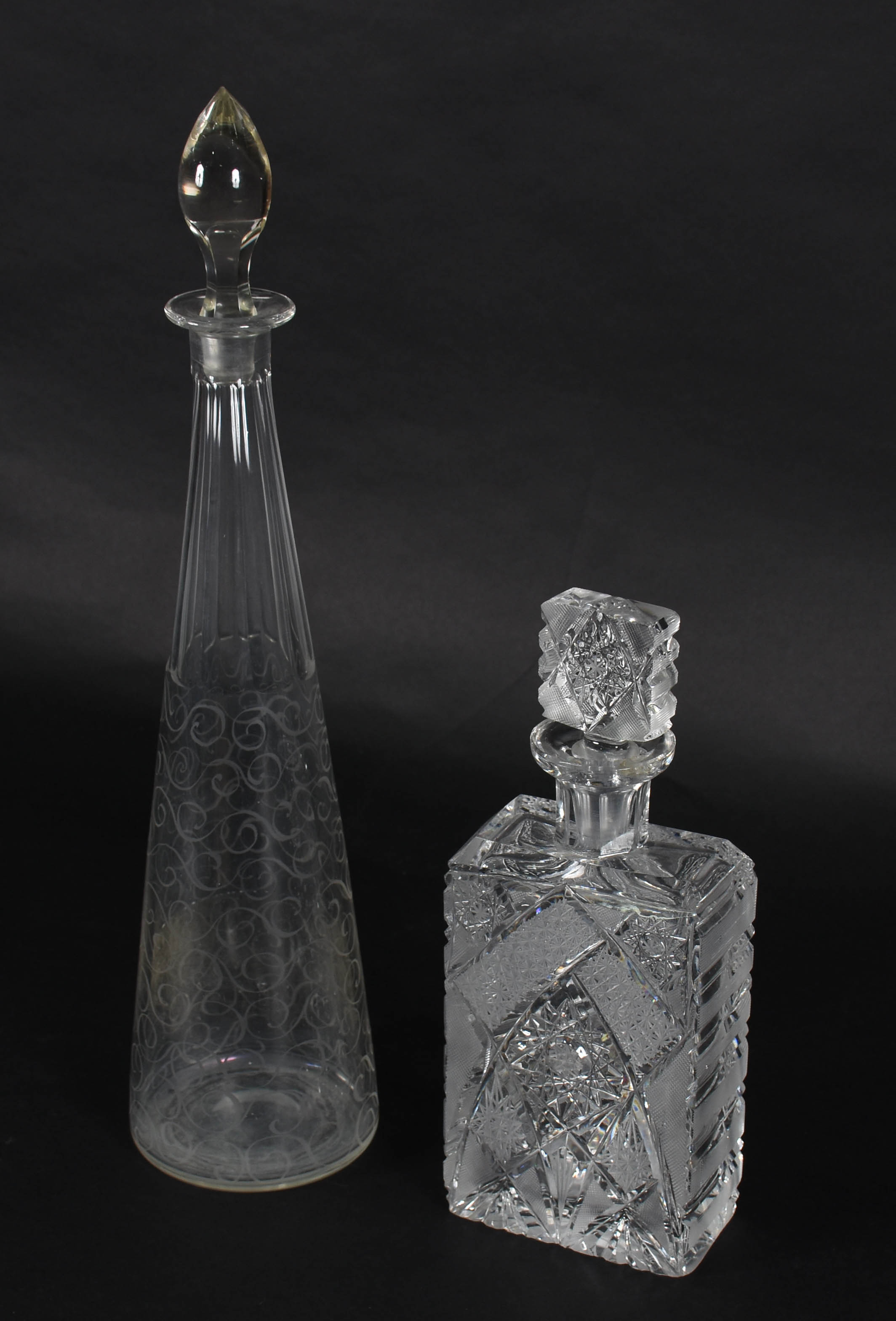 Duas garrafas de cristal , modelos diferentes . - foto 2 de 3