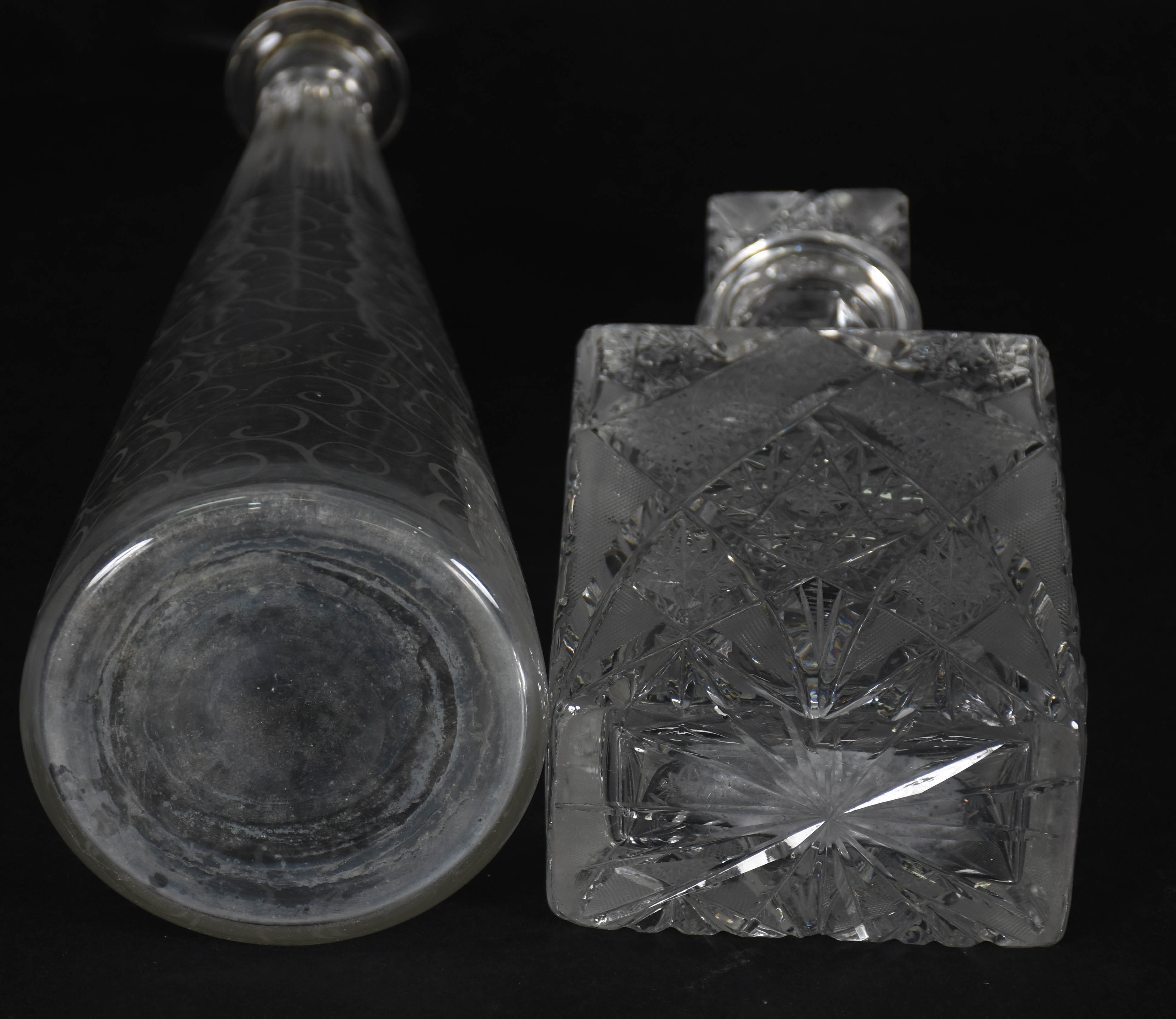 Duas garrafas de cristal , modelos diferentes . - foto 3 de 3