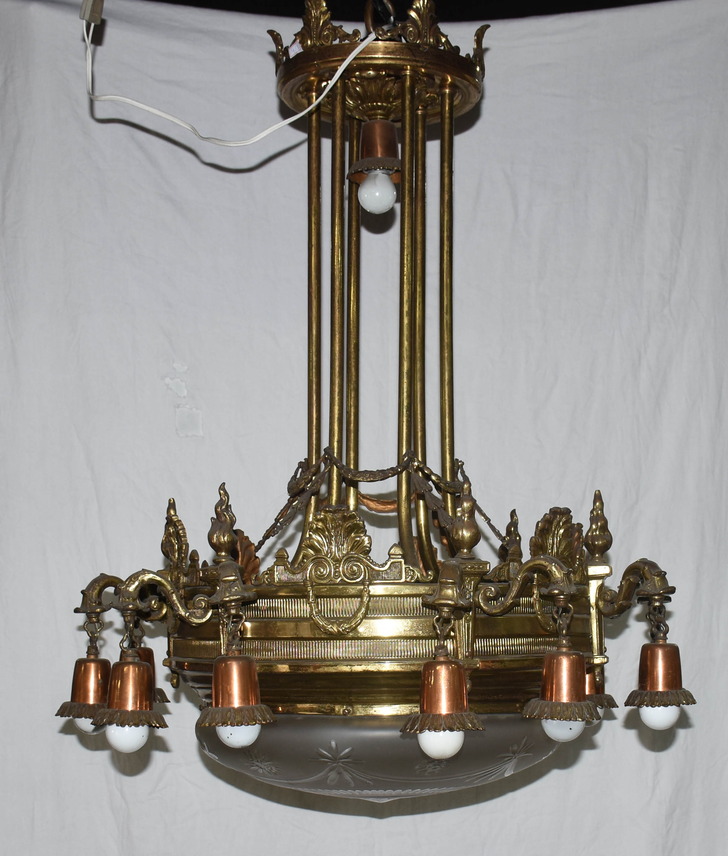 Lustre de metal dourado para 12 luzes . 83 cm de altura . - foto 1 de 2