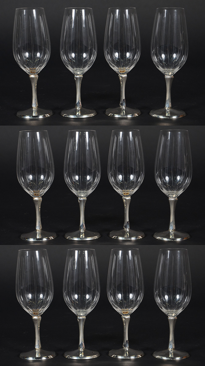 Doze cálices de champagne de cristal com base de prata.
