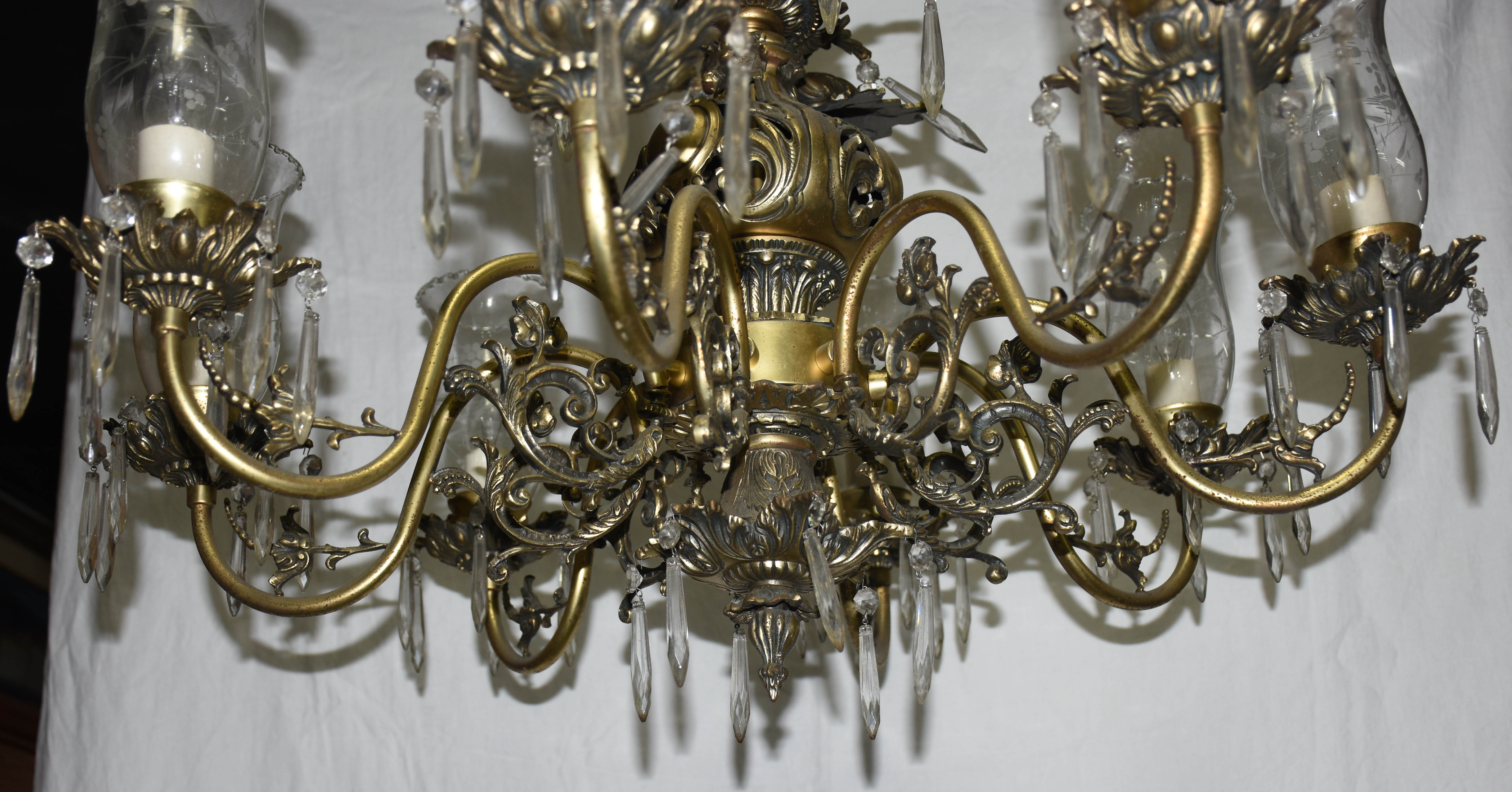 Lustre de metal dourado para 8 luzes, mangas de vidro com bordas... - foto 2 de 2