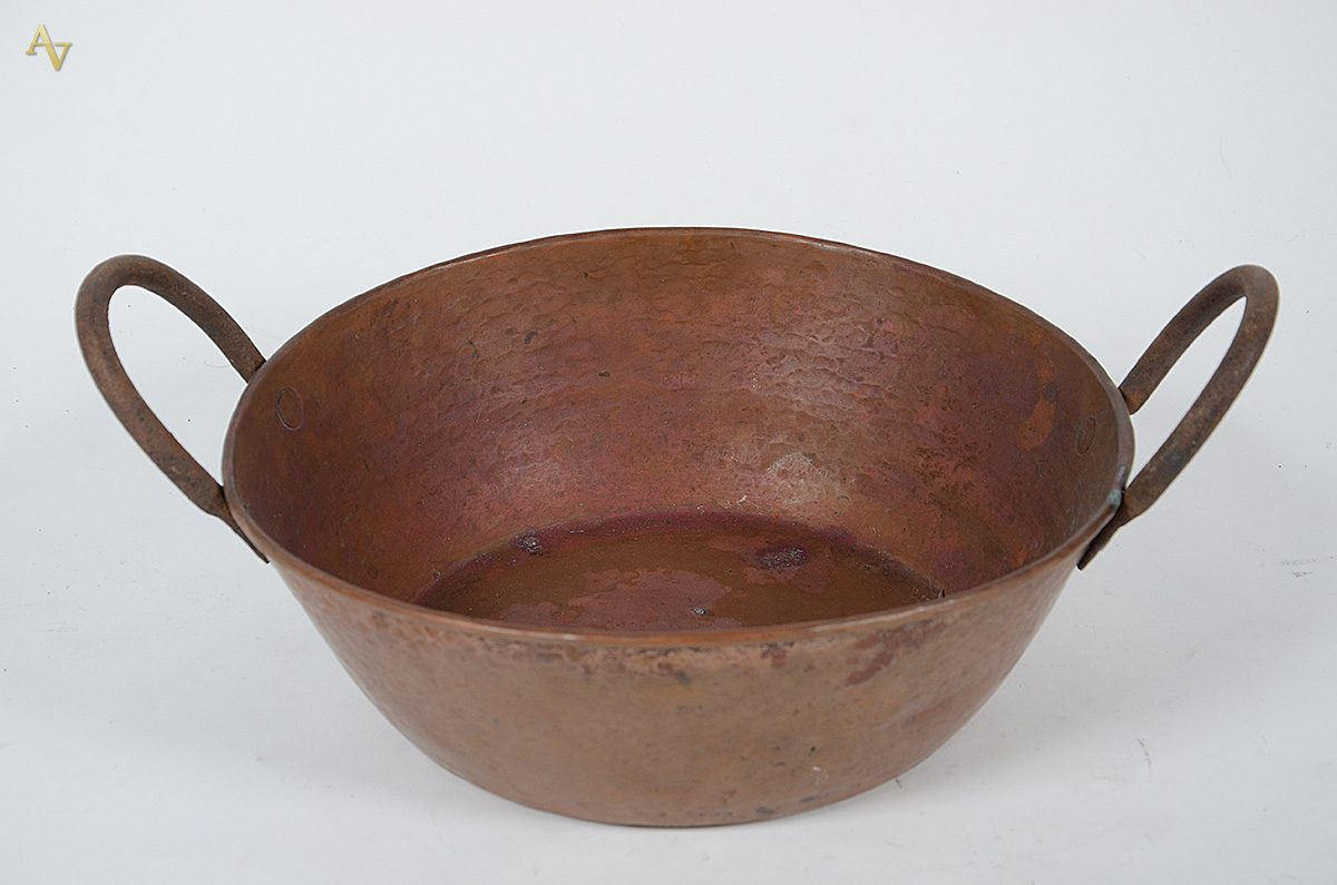 Tacho de cobre. Altura 12 cm e diâmetro 32 cm.