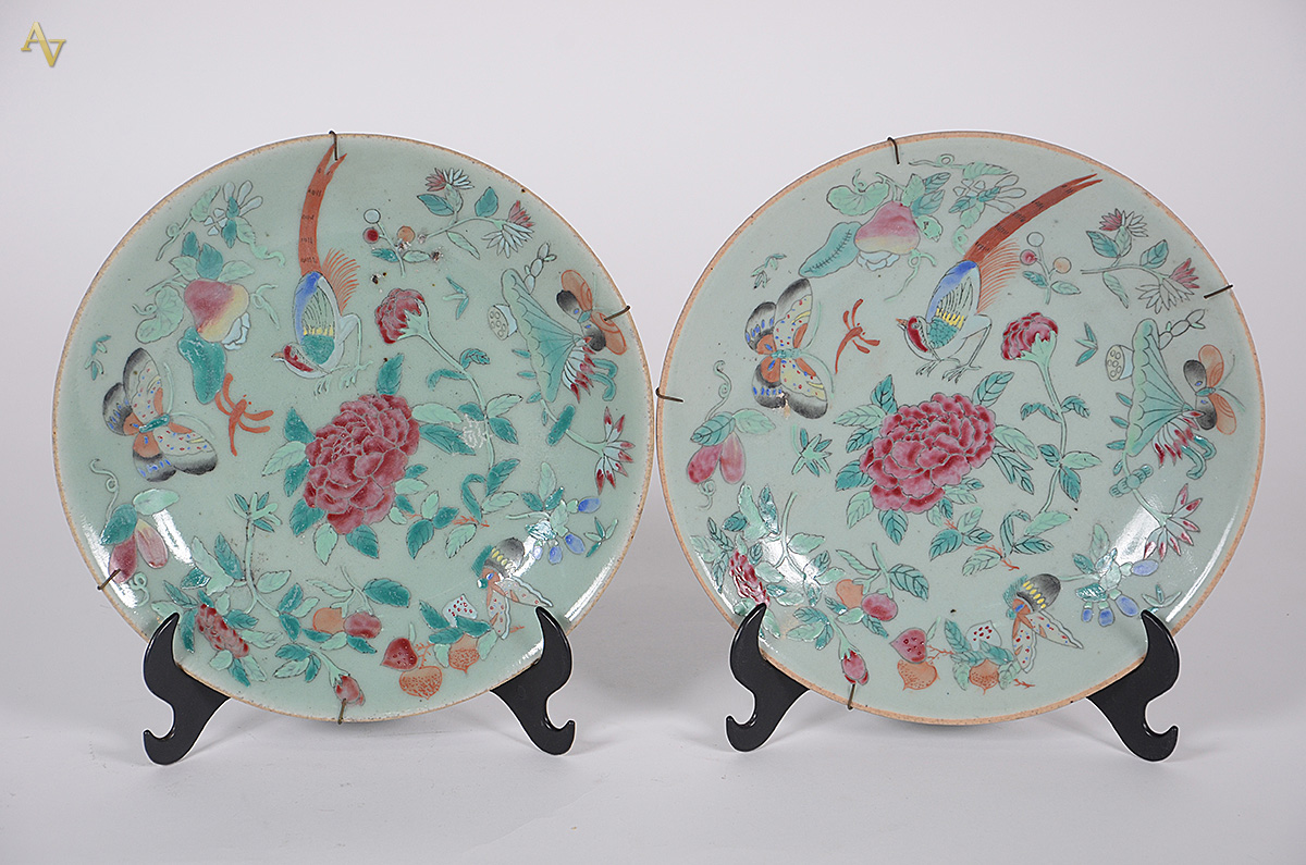 Par de pratos de porcelana chinesa, fundo verde e flores em...