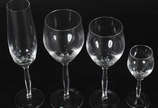 Serviço de cristal STRAUSS  composto de 11 flut... - Serviço de cristal STRAUSS  composto de 11 flutes , 8 cálices para água , 10 para vinho tinto, 9 para vinho branco e 7 para licor . Total 45 peç...
