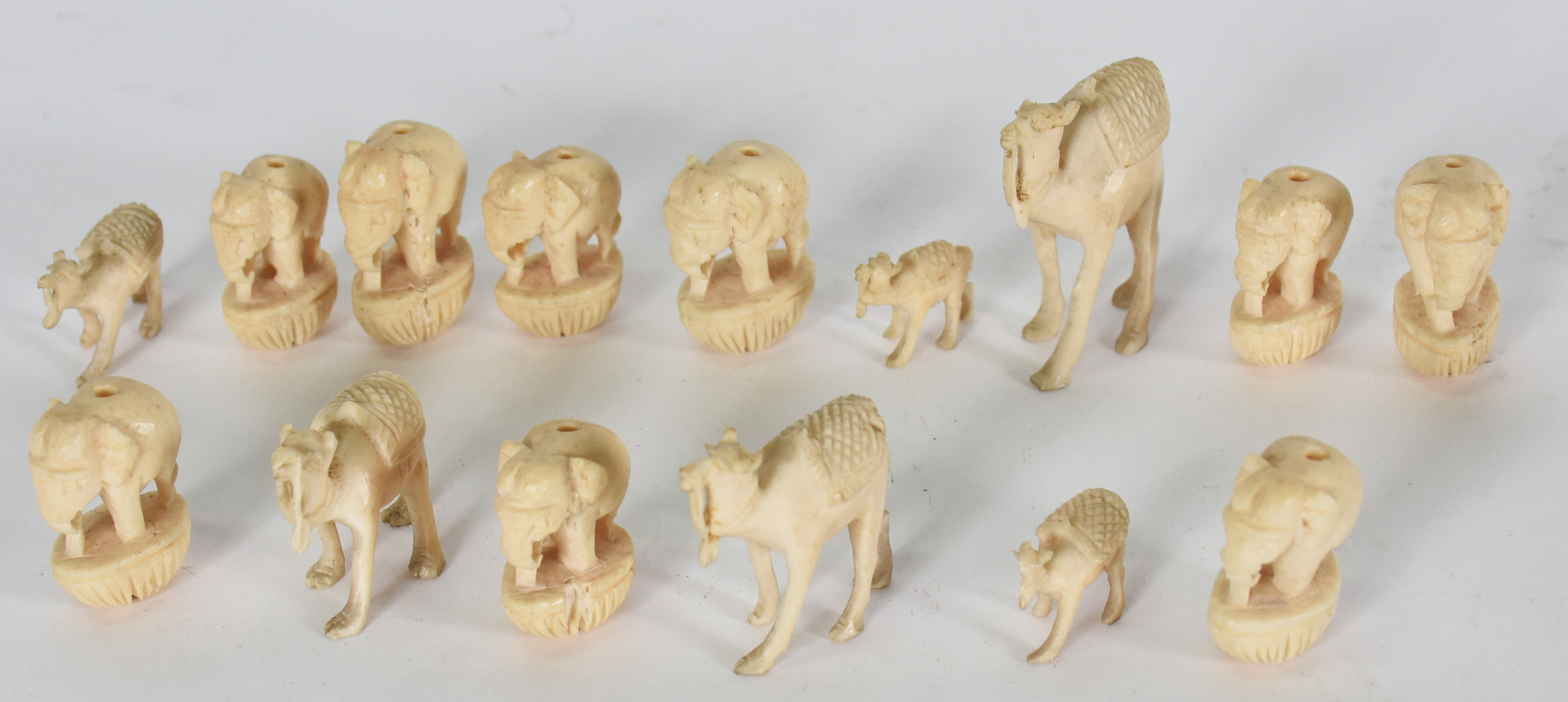 Quinze pequenas figuras de animais de material córneo . - foto 1 de 3