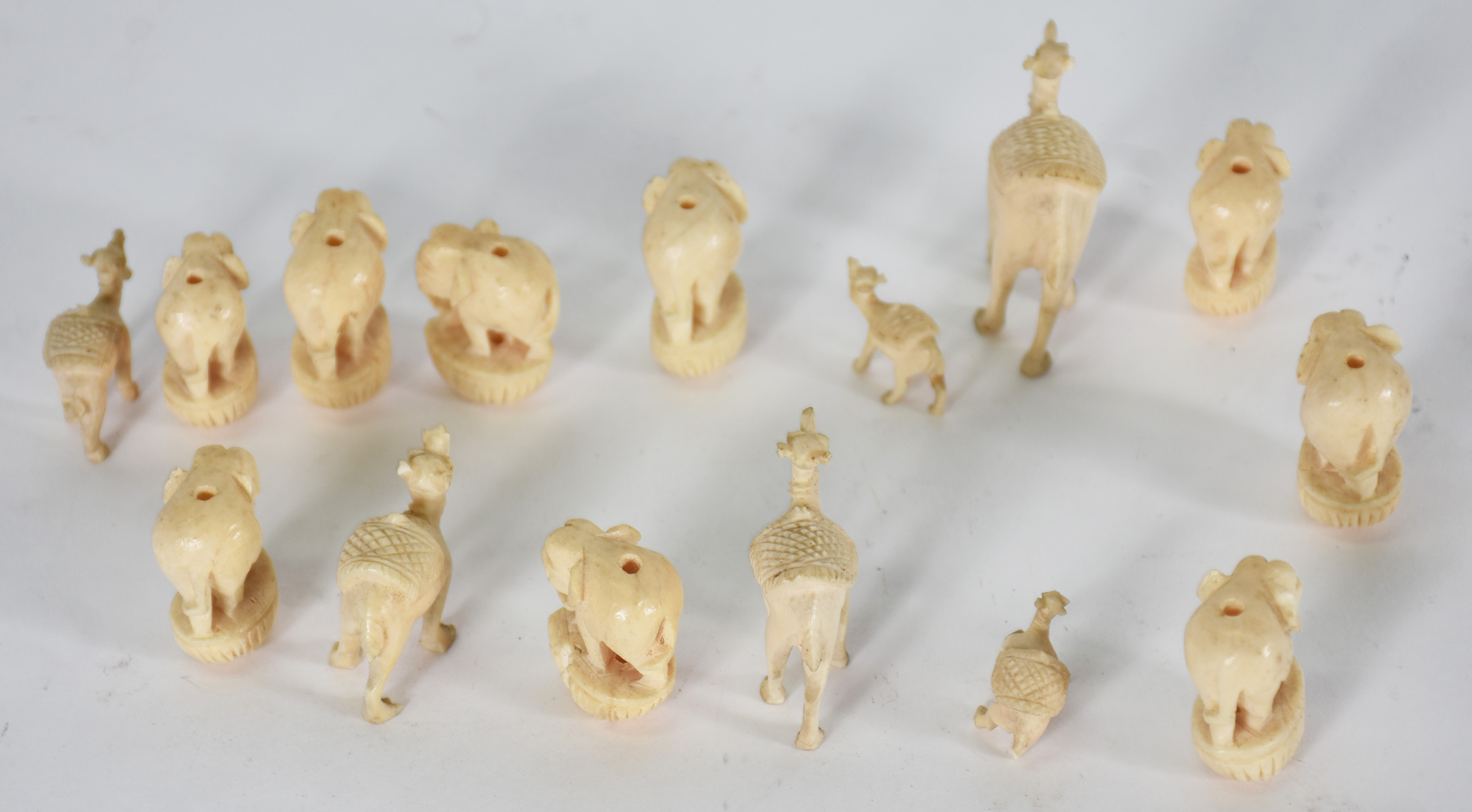 Quinze pequenas figuras de animais de material córneo . - foto 3 de 3