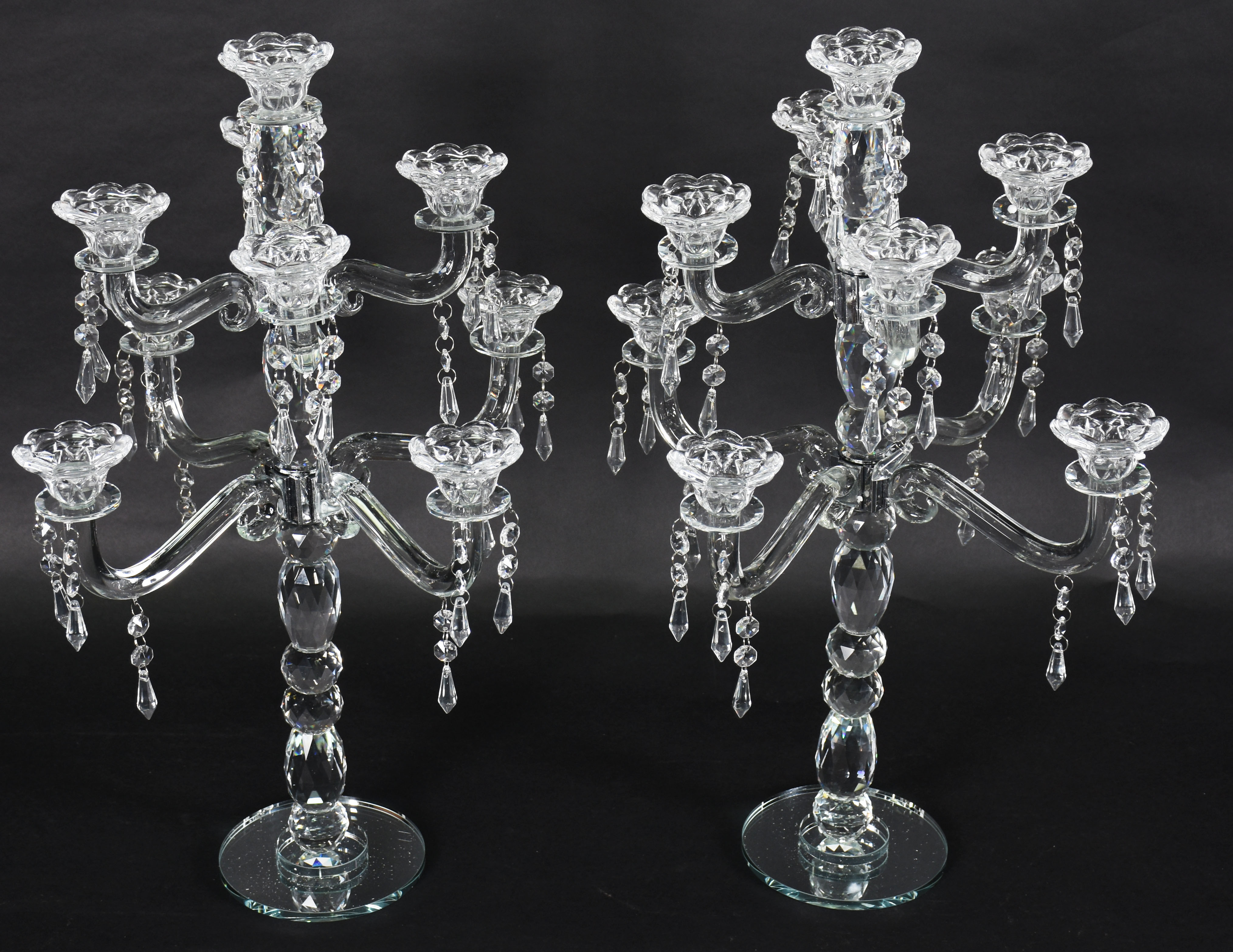 Par de candelabros para 9 velas cada de cristal com base espelhada . - foto 1 de 3