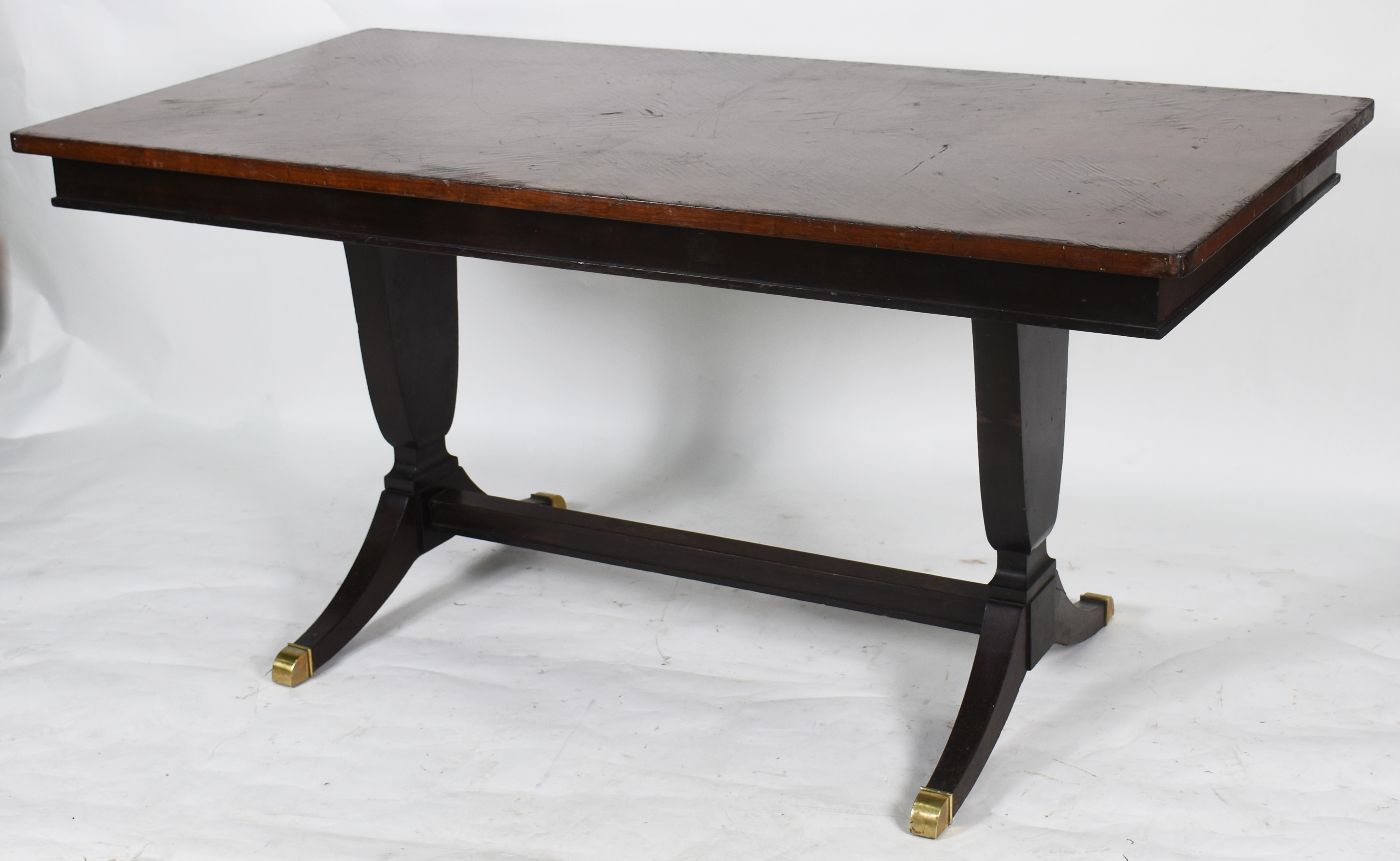 Mesa de madeira nobre com tampo retangular, com vidro apoio em 2... - foto 1 de 5