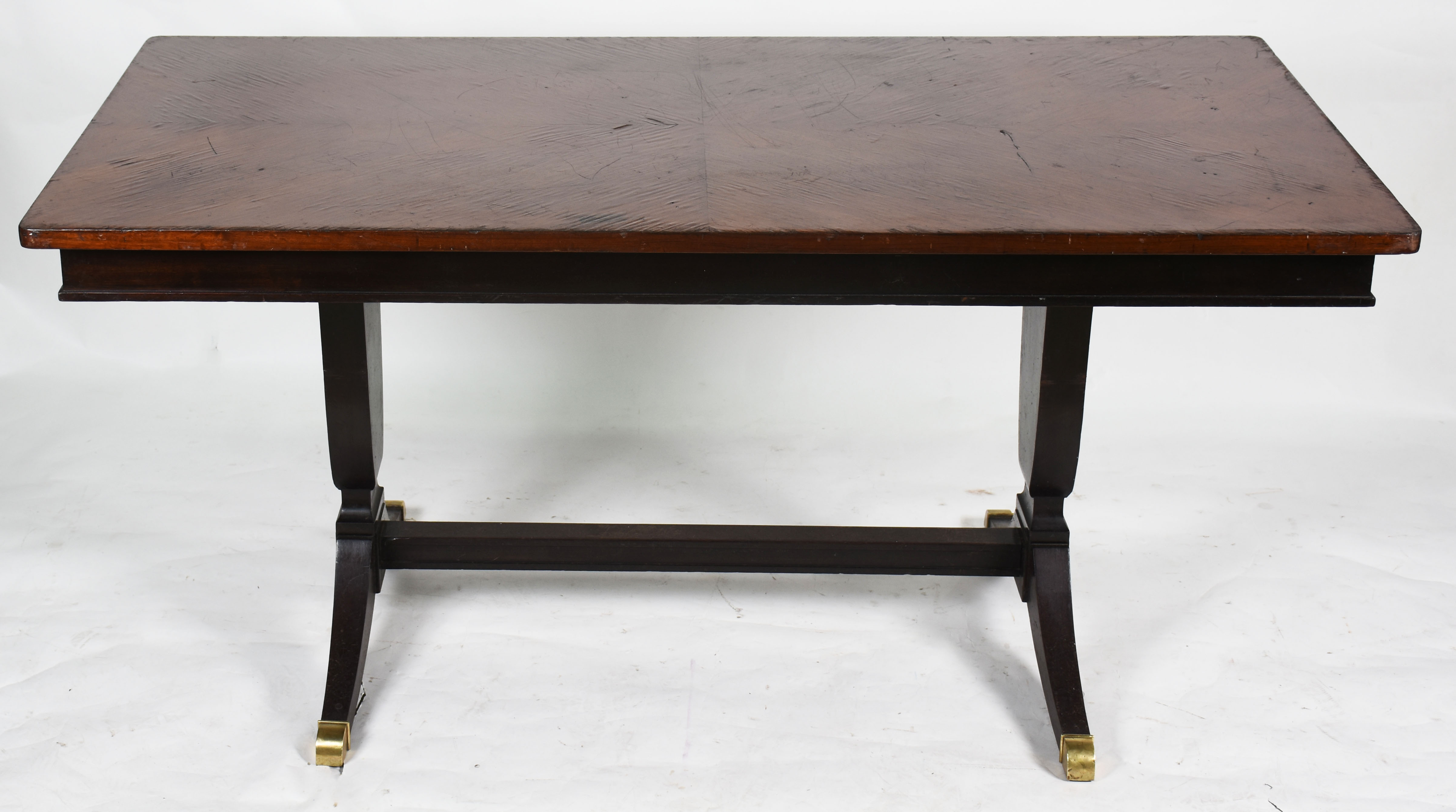 Mesa de madeira nobre com tampo retangular, com vidro apoio em 2... - foto 2 de 5