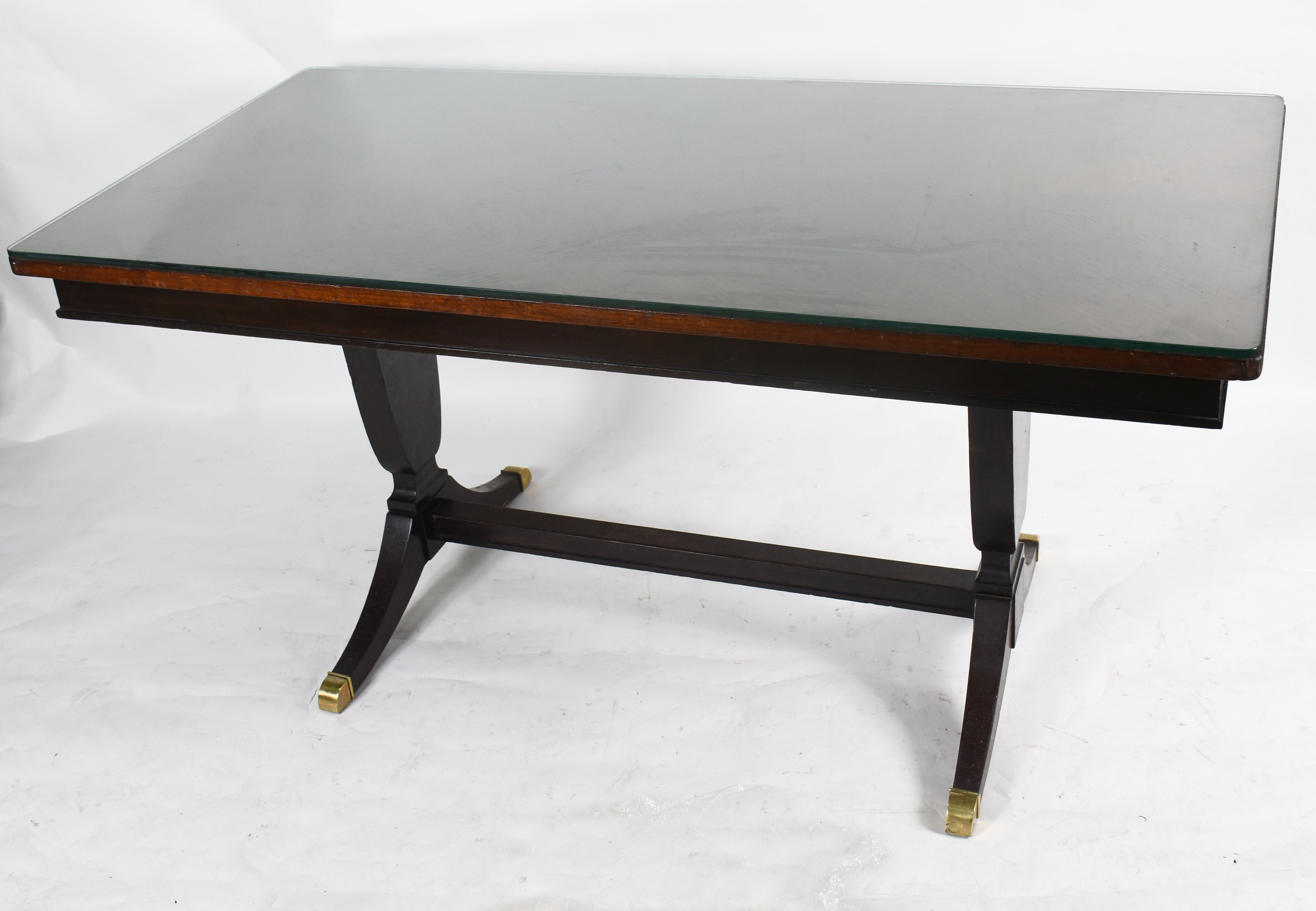Mesa de madeira nobre com tampo retangular, com vidro apoio em 2... - foto 3 de 5