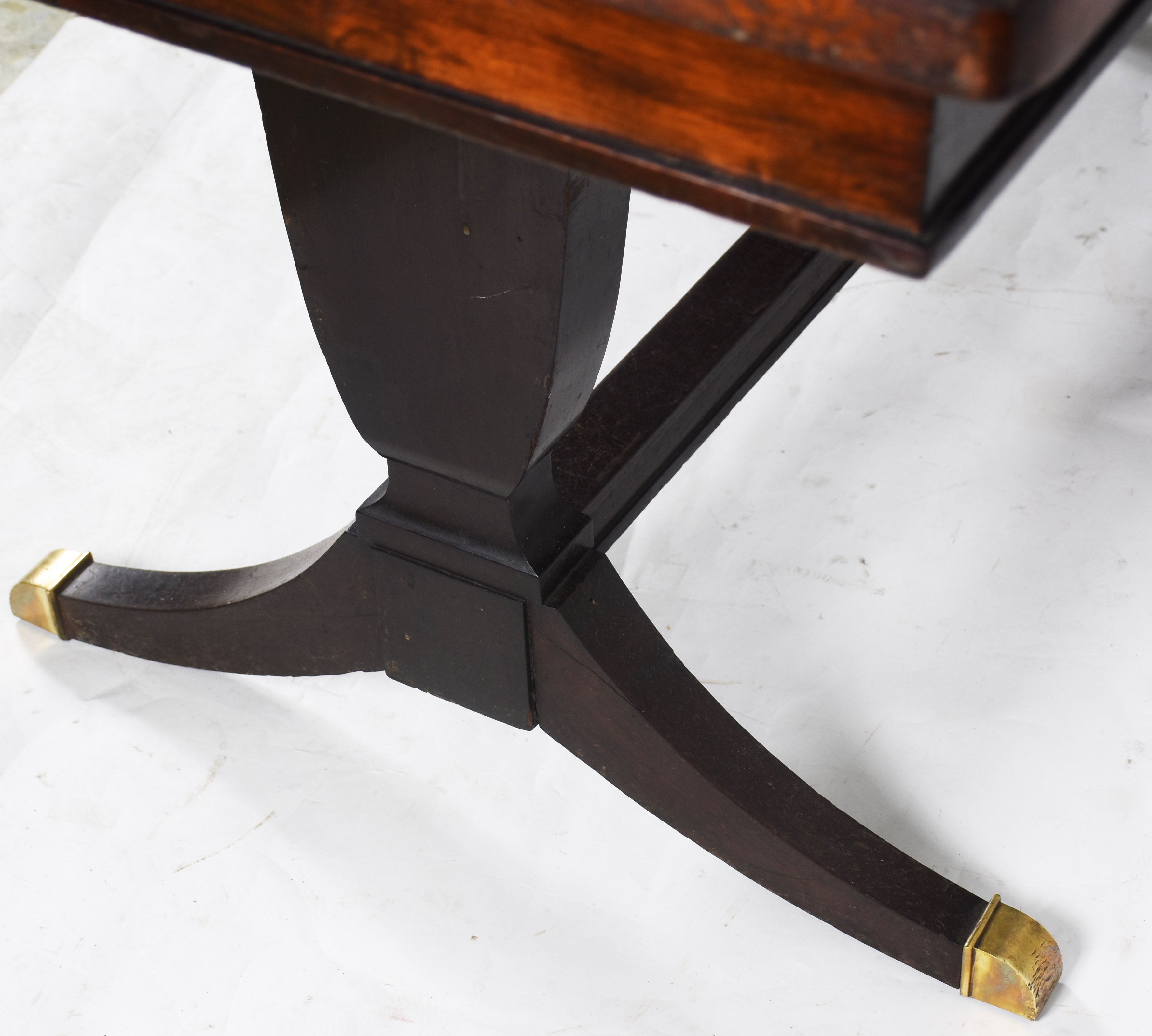 Mesa de madeira nobre com tampo retangular, com vidro apoio em 2... - foto 4 de 5