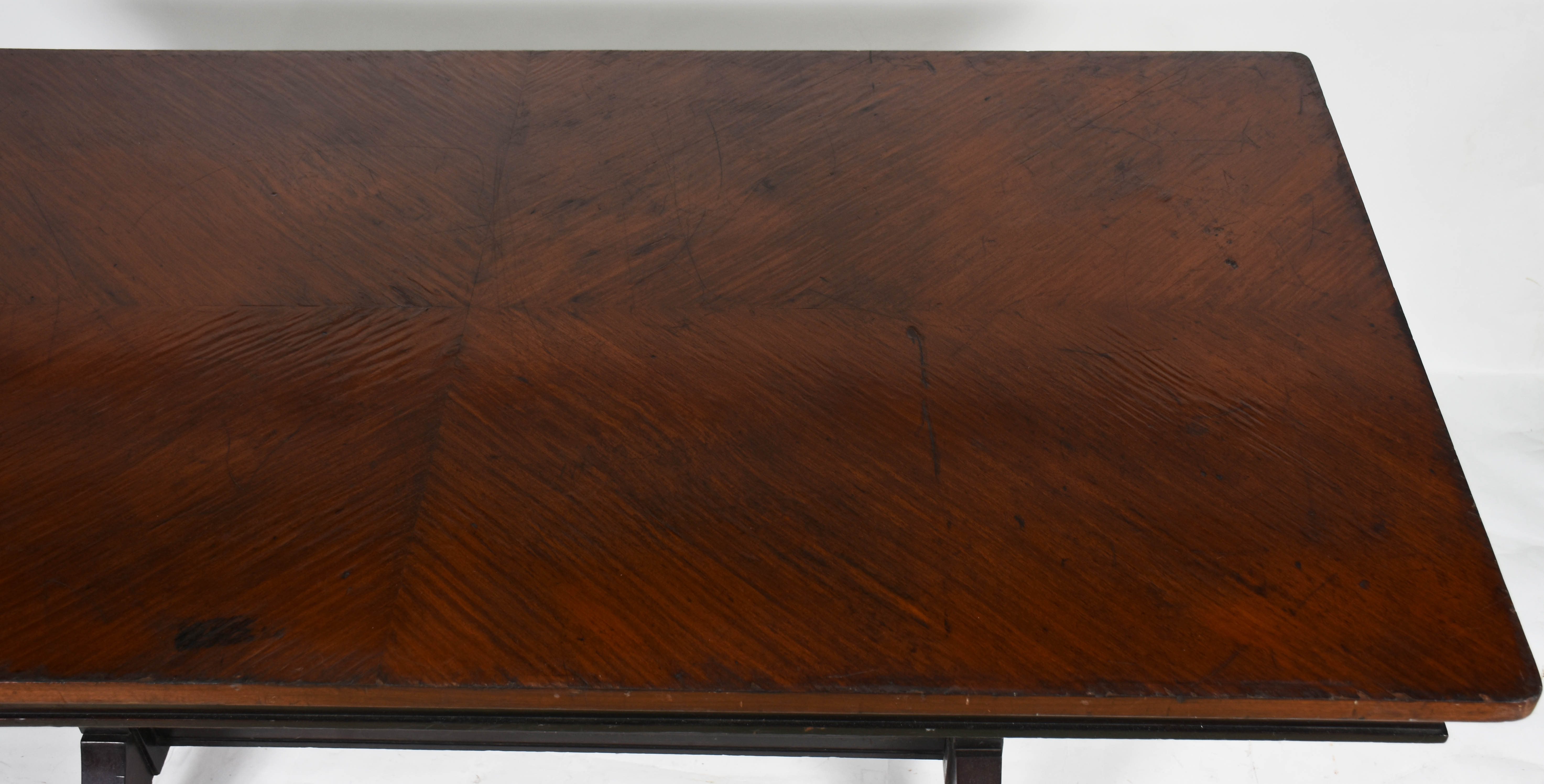 Mesa de madeira nobre com tampo retangular, com vidro apoio em 2... - foto 5 de 5
