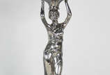 Fruteira de metal prateado com  figura feminina... - Fruteira de metal prateado com  figura feminina  e prato de cristal lapidado  ( trincado)