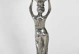 Fruteira de metal prateado com  figura feminina... - Fruteira de metal prateado com  figura feminina  e prato de cristal lapidado  ( trincado)