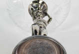 Fruteira de metal prateado com  figura feminina... - Fruteira de metal prateado com  figura feminina  e prato de cristal lapidado  ( trincado)