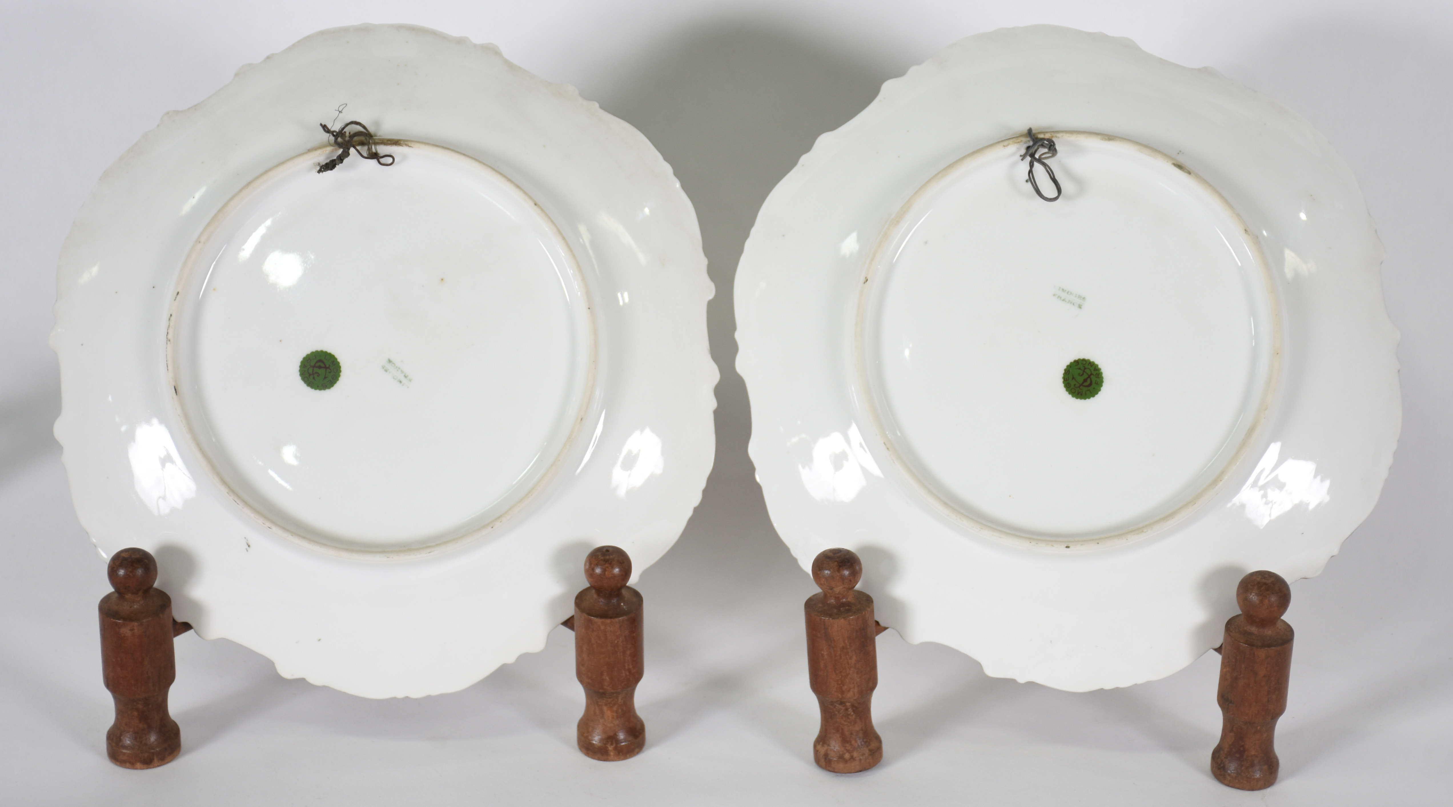 Par de pratos de porcelana Francesa Limoges decorados com marinha em... - foto 3 de 4