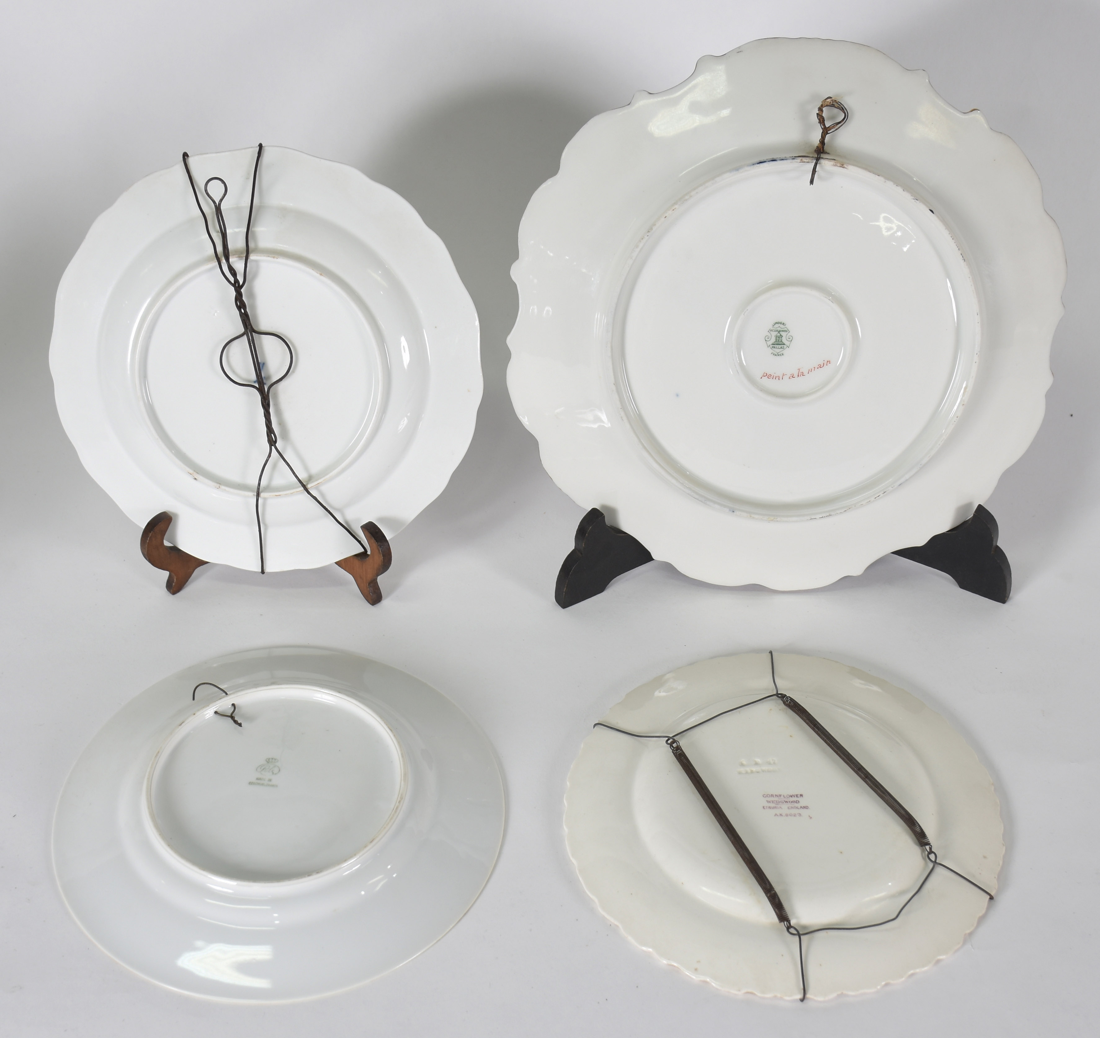 Quatro pratos diversos sendo: 1 medalhão de porcelana limoges , 1... - foto 3 de 7