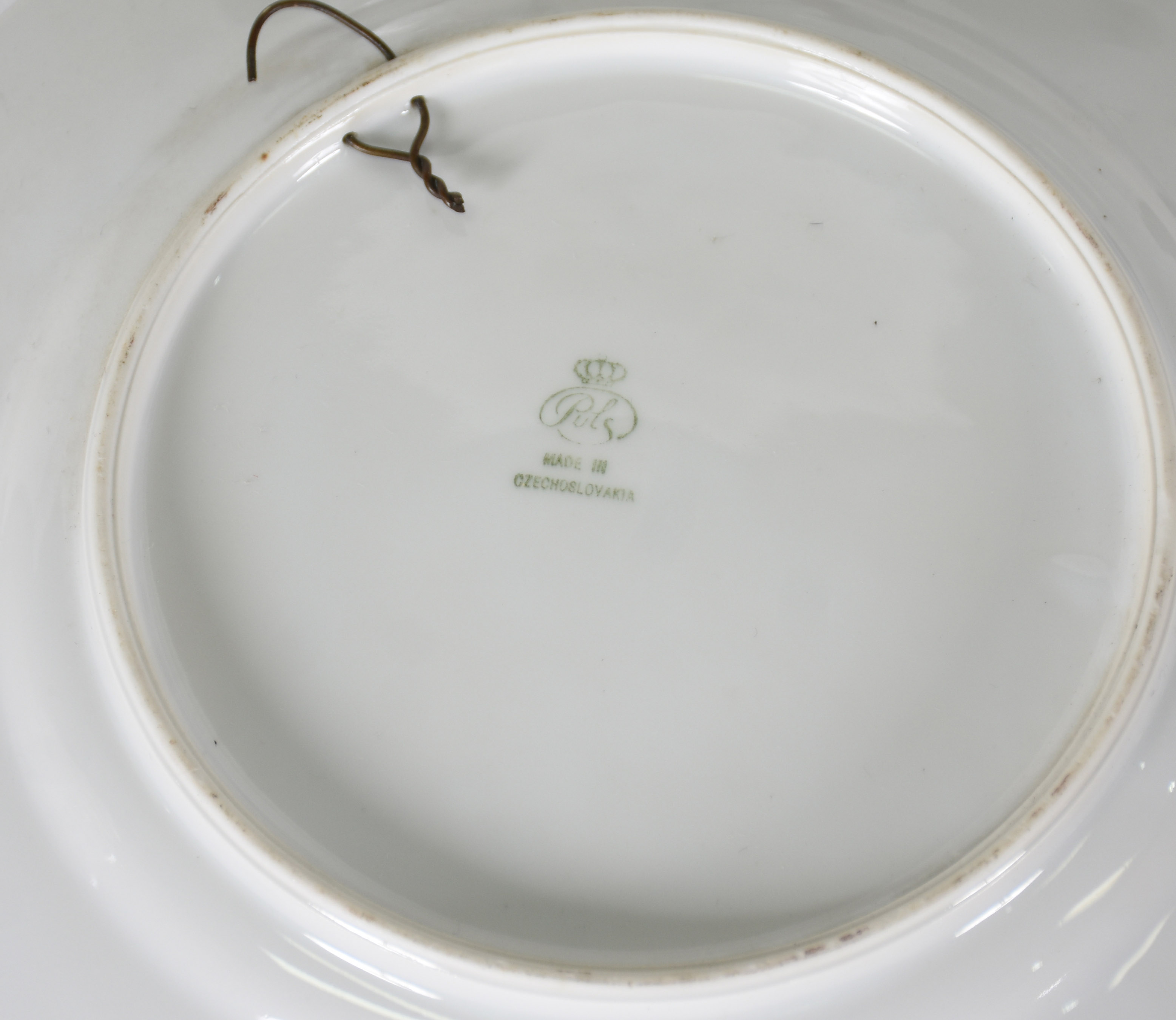 Quatro pratos diversos sendo: 1 medalhão de porcelana limoges , 1... - foto 5 de 7