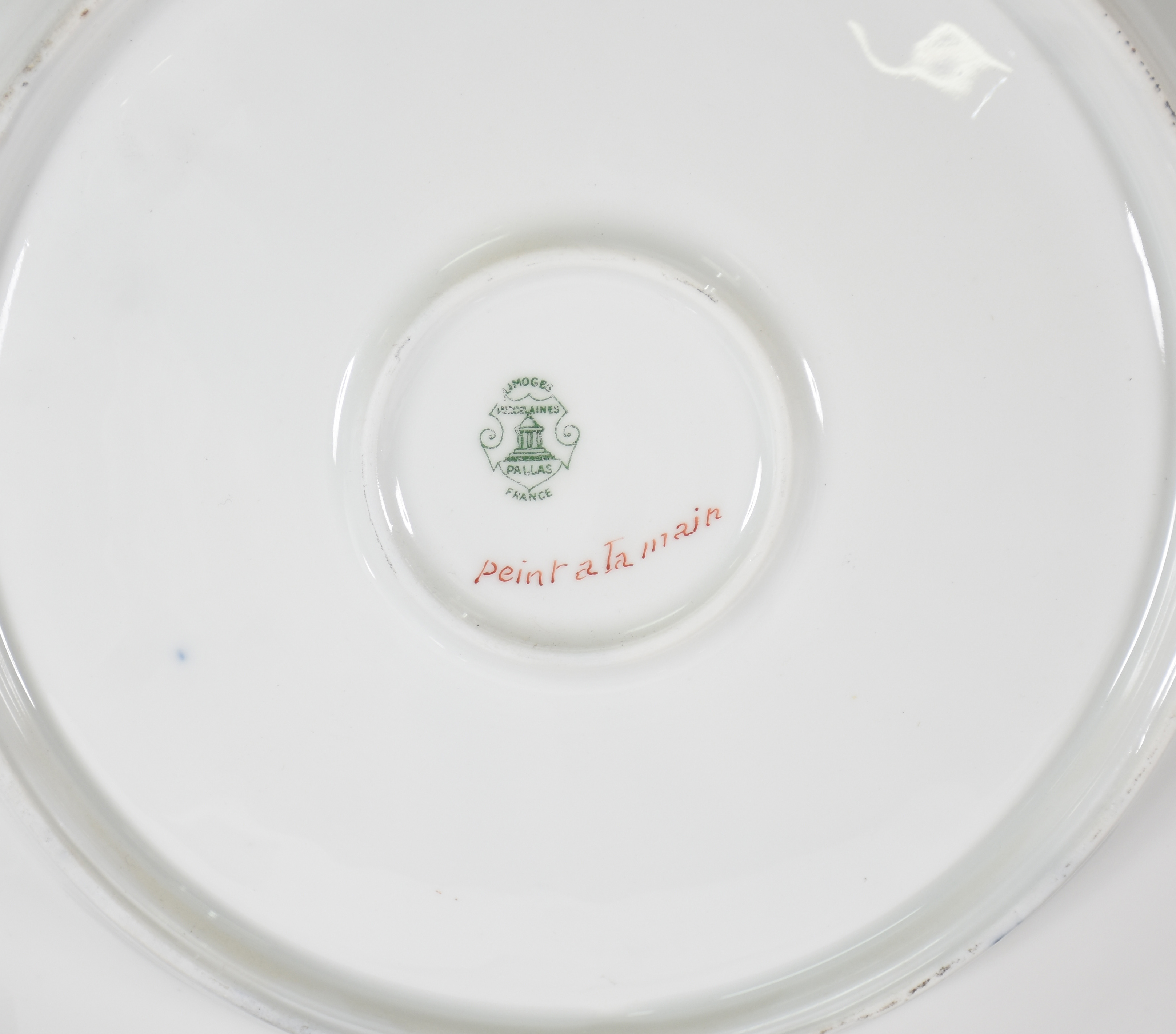 Quatro pratos diversos sendo: 1 medalhão de porcelana limoges , 1... - foto 6 de 7