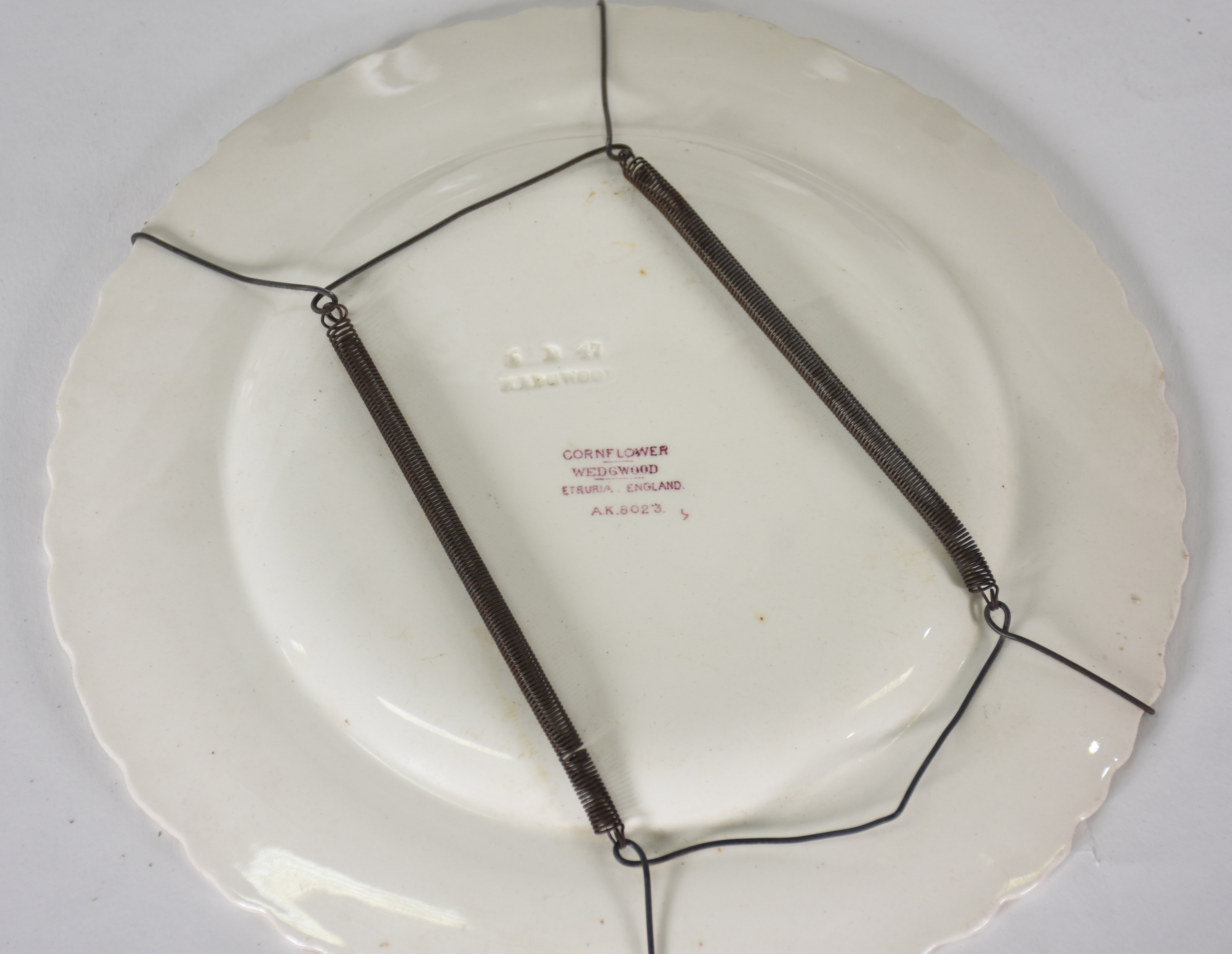 Quatro pratos diversos sendo: 1 medalhão de porcelana limoges , 1... - foto 7 de 7