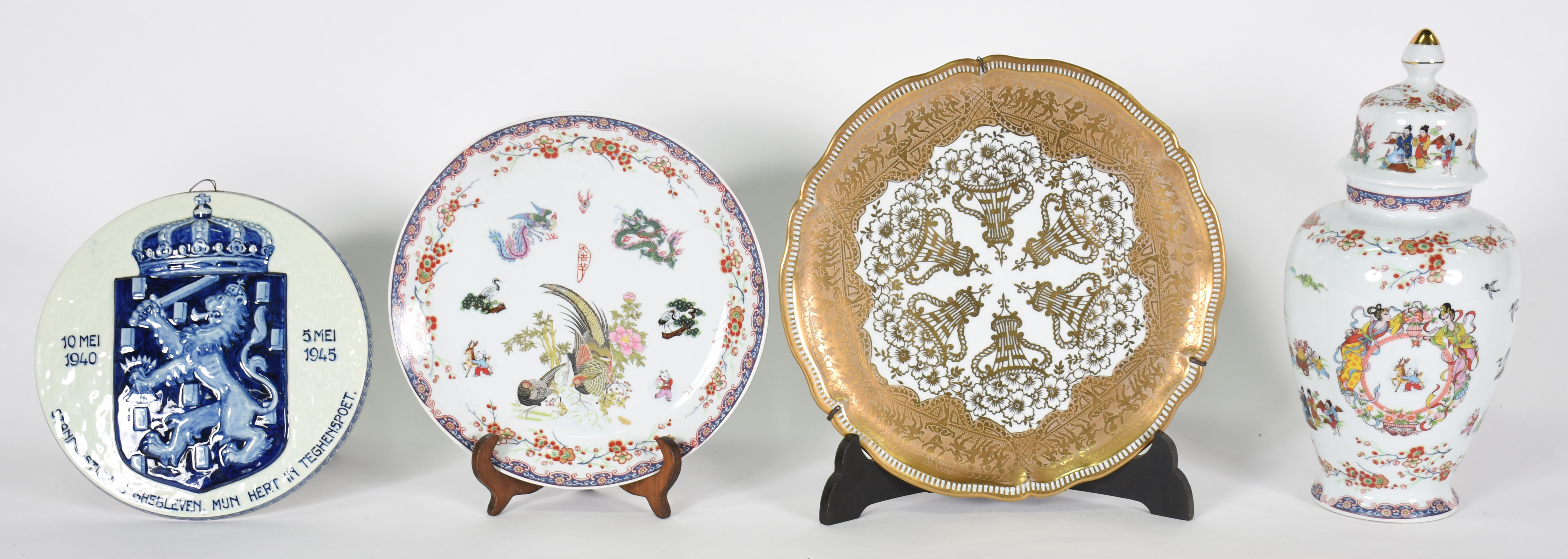 Quatro peças de porcelana sendo : potiche oriental , prato nacional... - foto 1 de 7