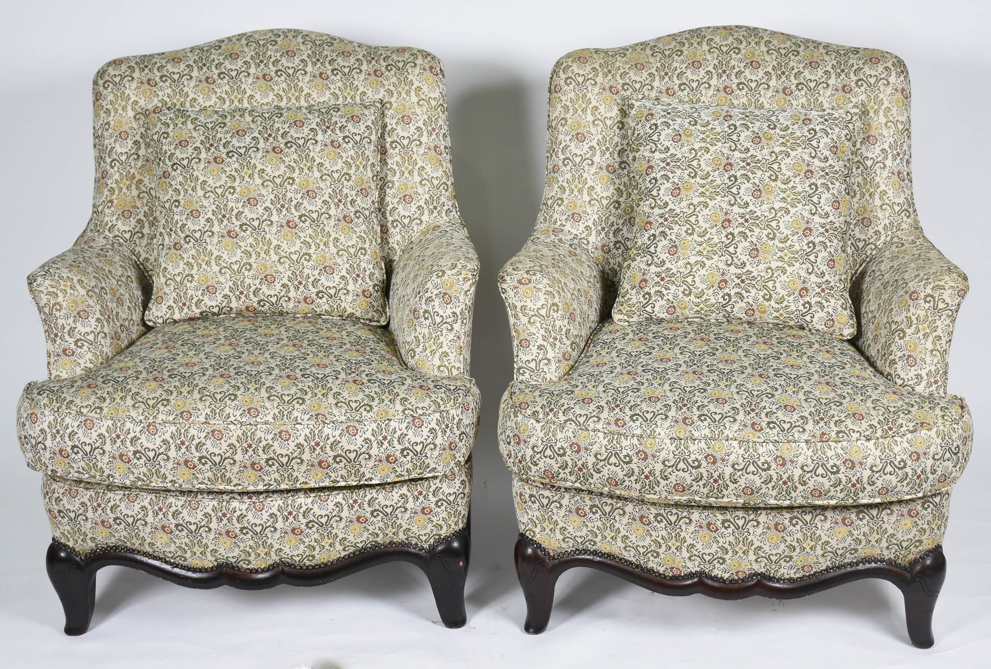 Par de poltronas com bases de madeira e estofamento floral . - foto 1 de 4