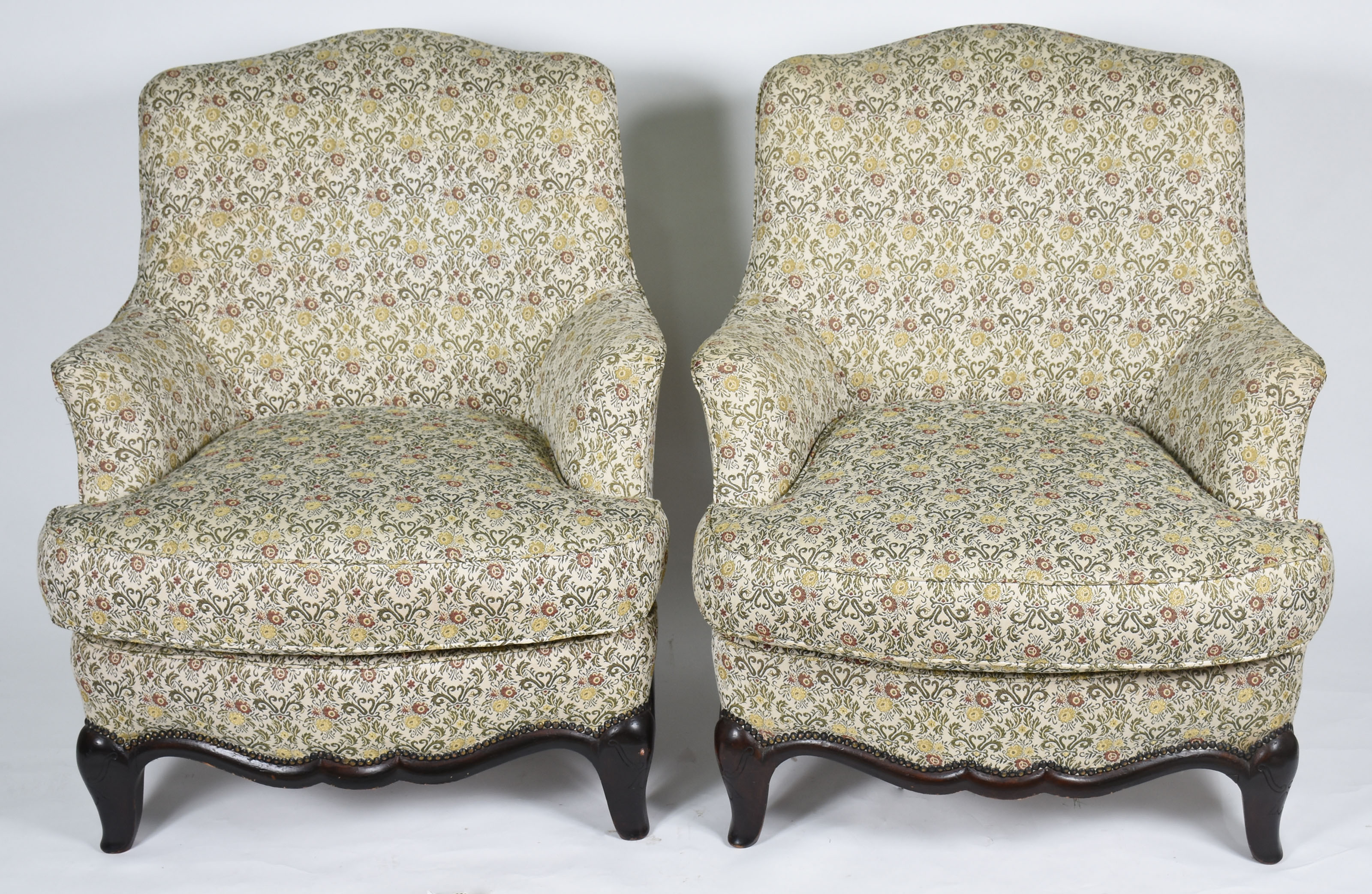 Par de poltronas com bases de madeira e estofamento floral . - foto 2 de 4