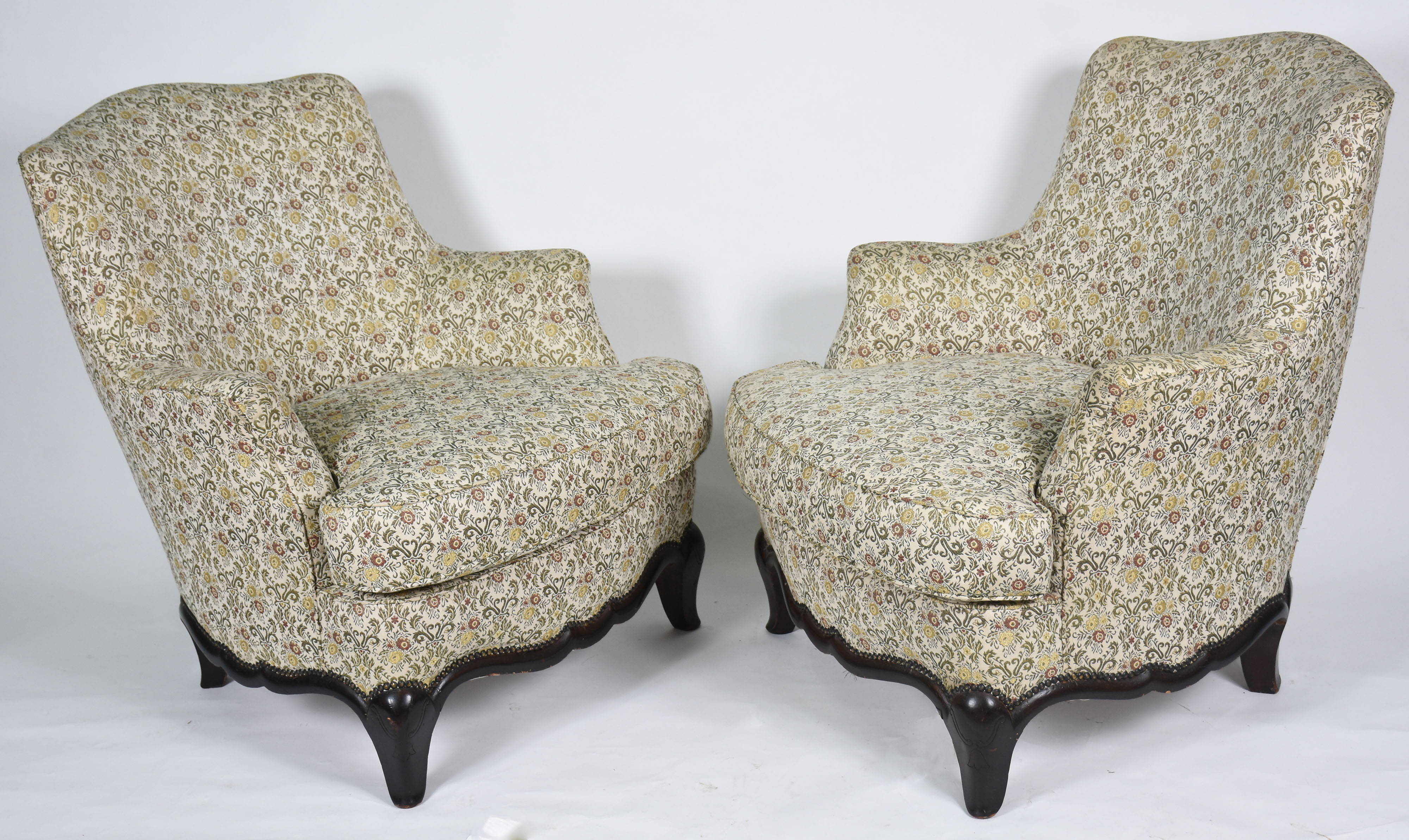 Par de poltronas com bases de madeira e estofamento floral . - foto 3 de 4