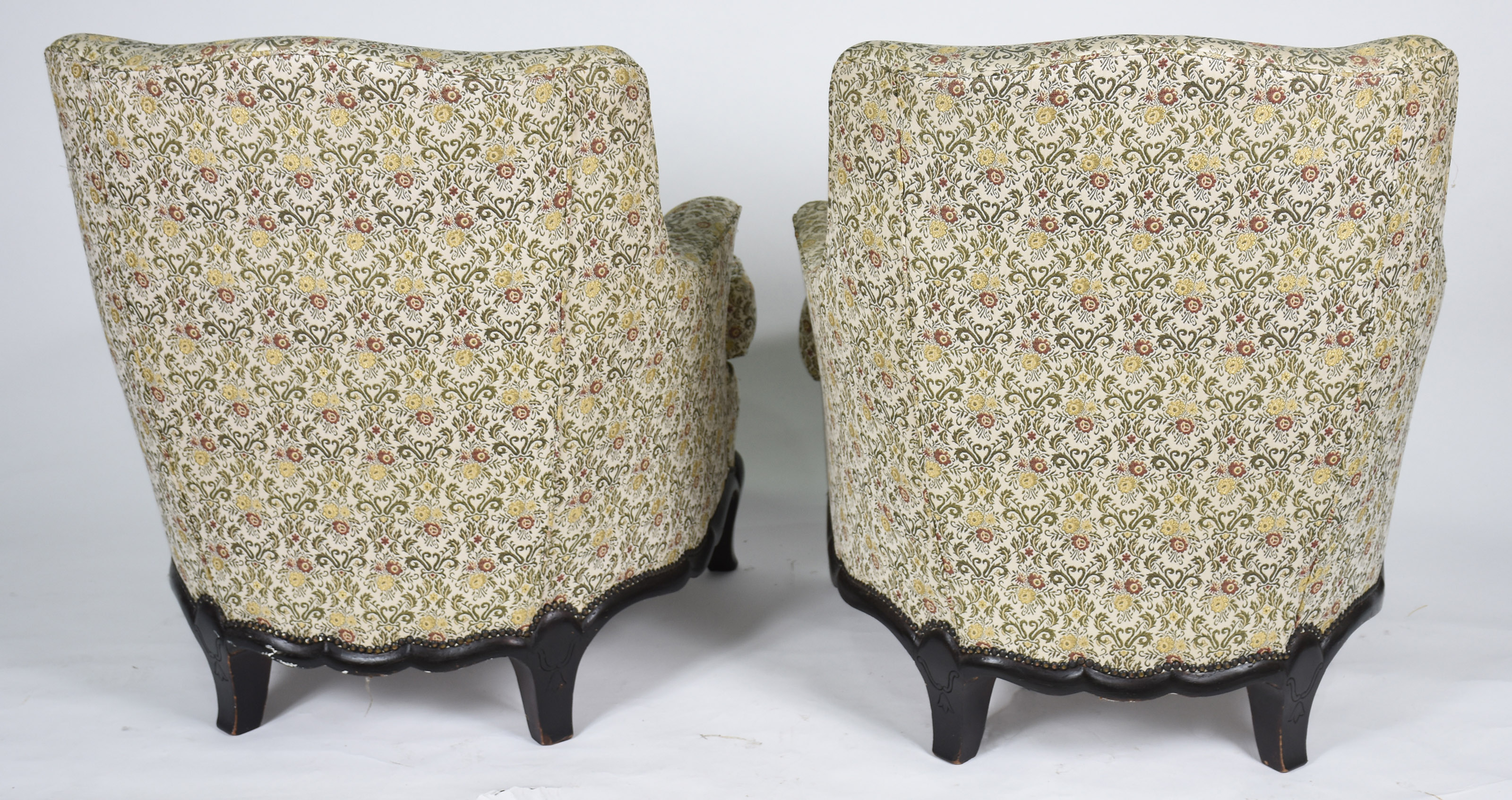 Par de poltronas com bases de madeira e estofamento floral . - foto 4 de 4