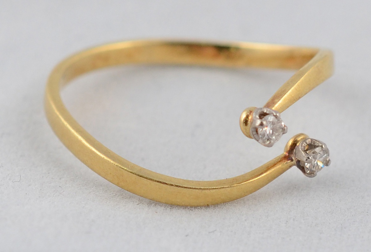 Anel de ouro amarelo 18 k - 750 com dois pequenos brilhantes. Peso...