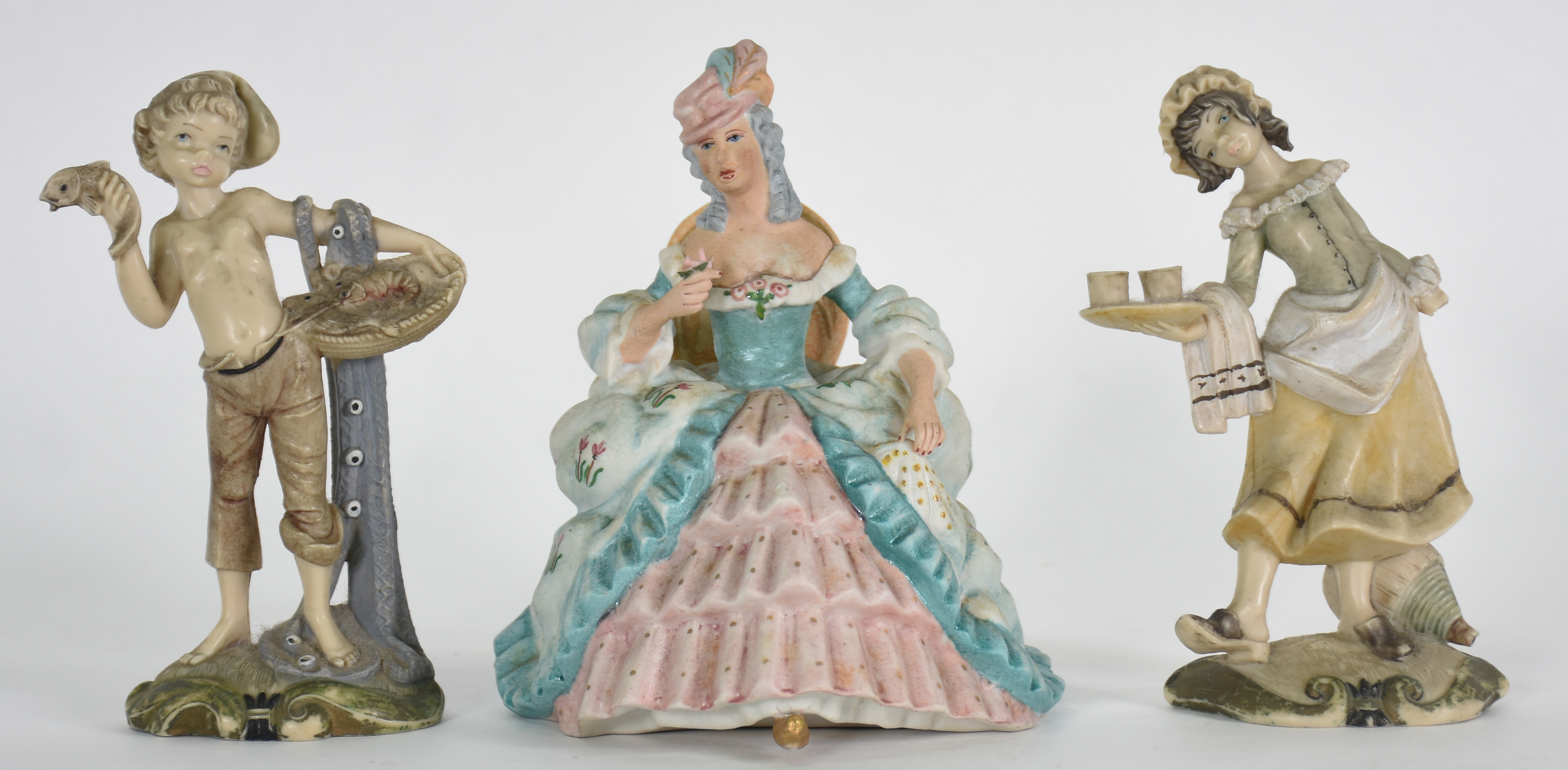 Três estatuetas diversas, sendo uma de porcelana representando dama... - foto 1 de 5