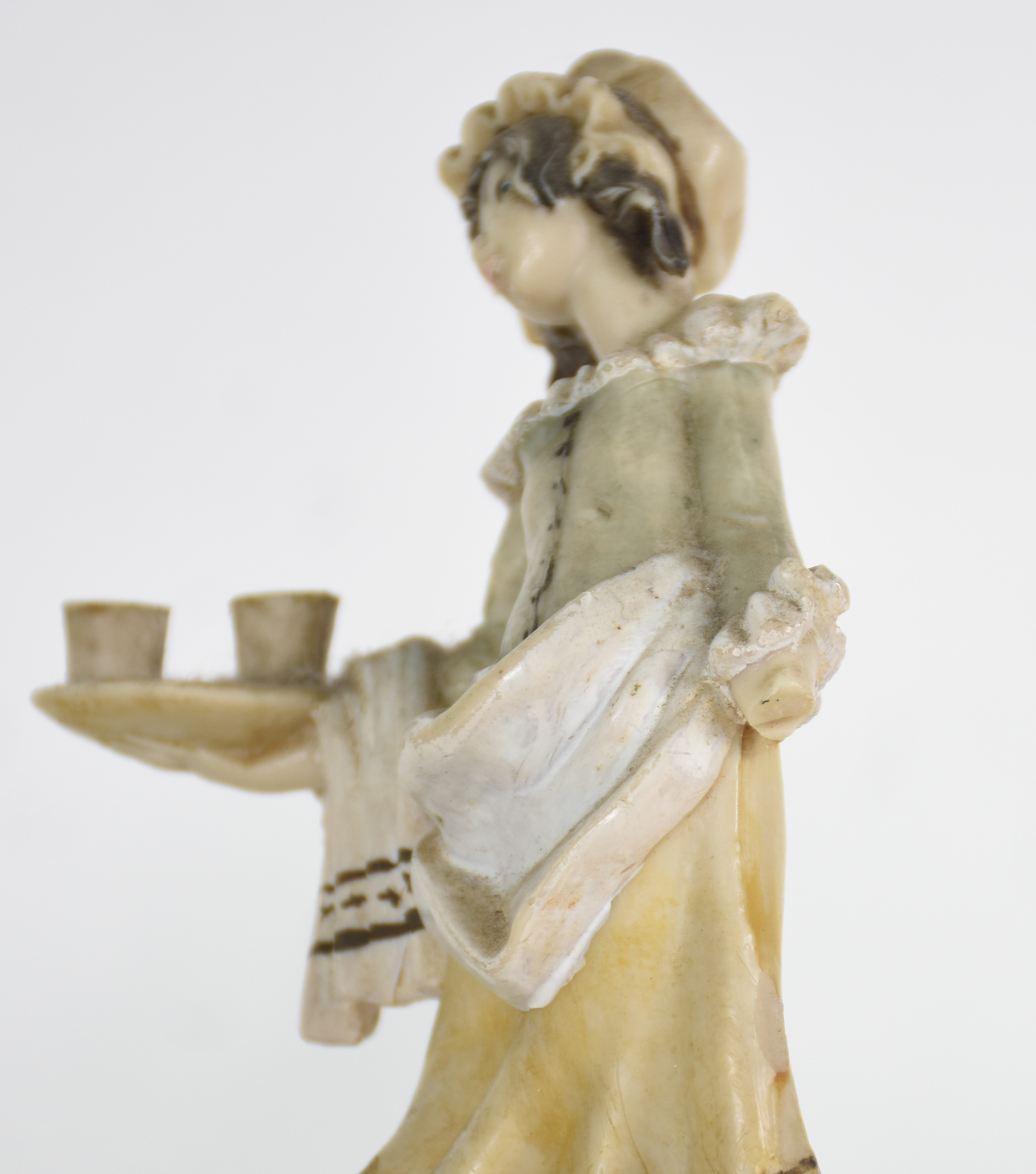 Três estatuetas diversas, sendo uma de porcelana representando dama... - foto 2 de 5