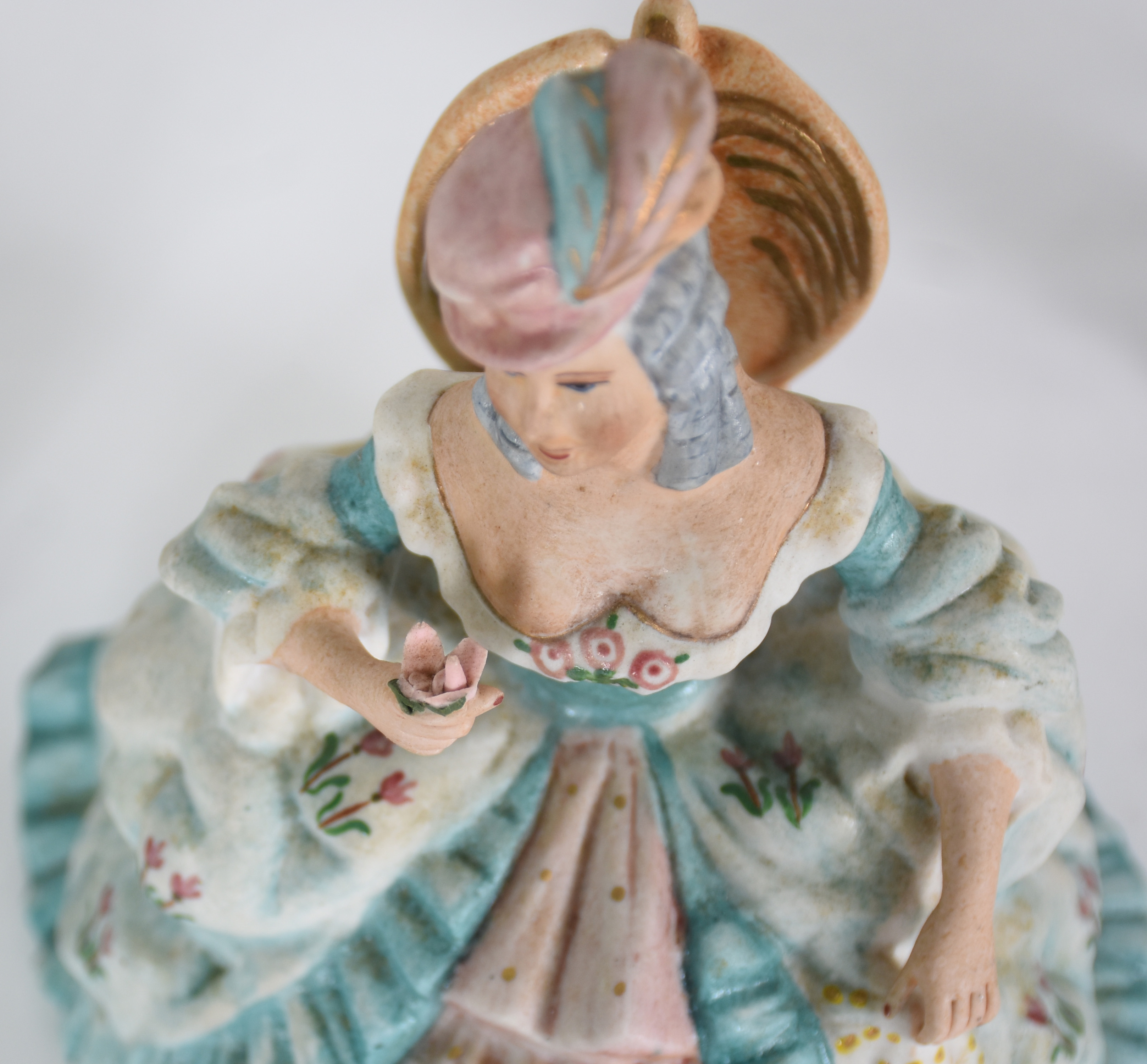 Três estatuetas diversas, sendo uma de porcelana representando dama... - foto 3 de 5