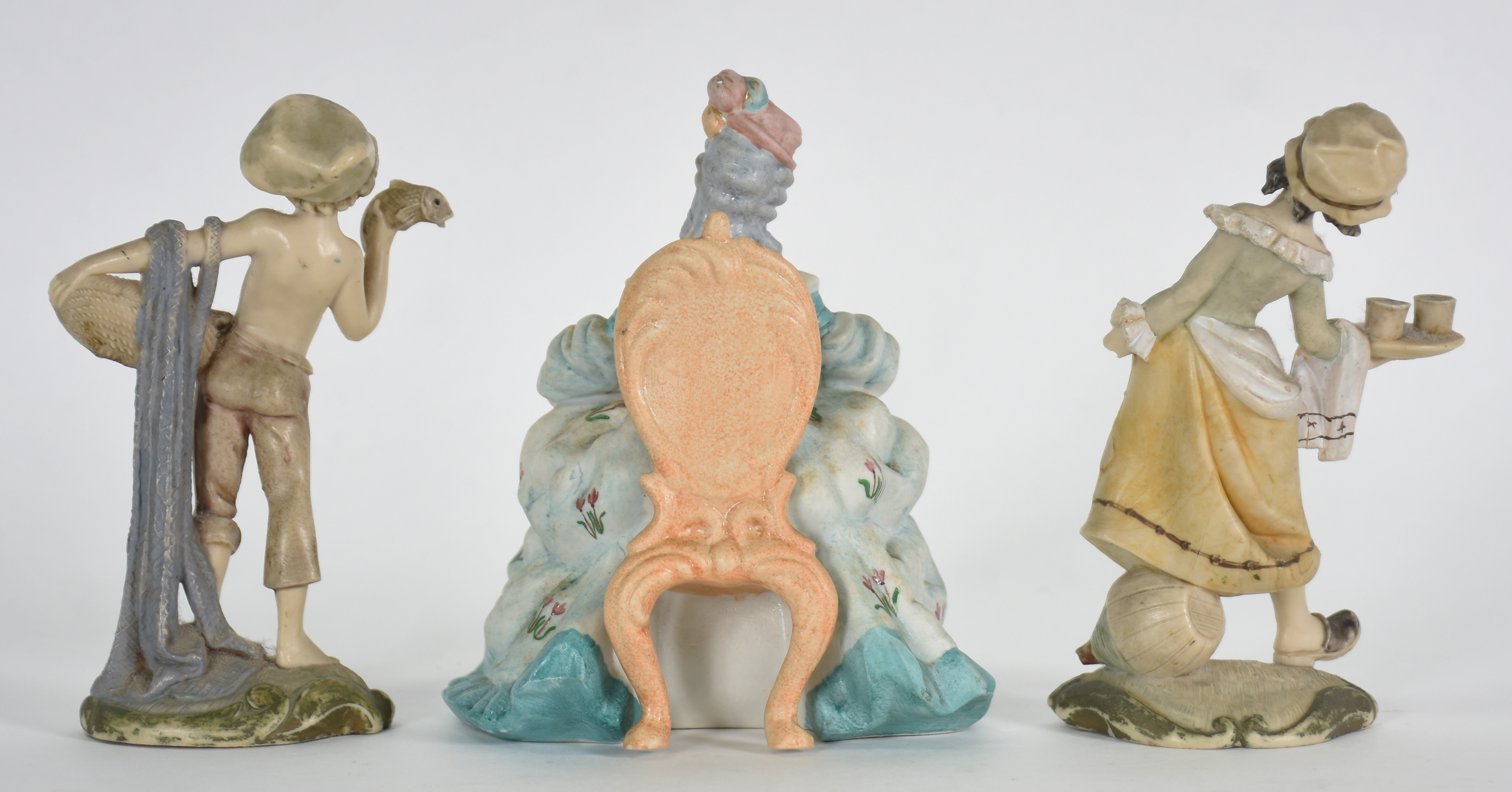 Três estatuetas diversas, sendo uma de porcelana representando dama... - foto 4 de 5