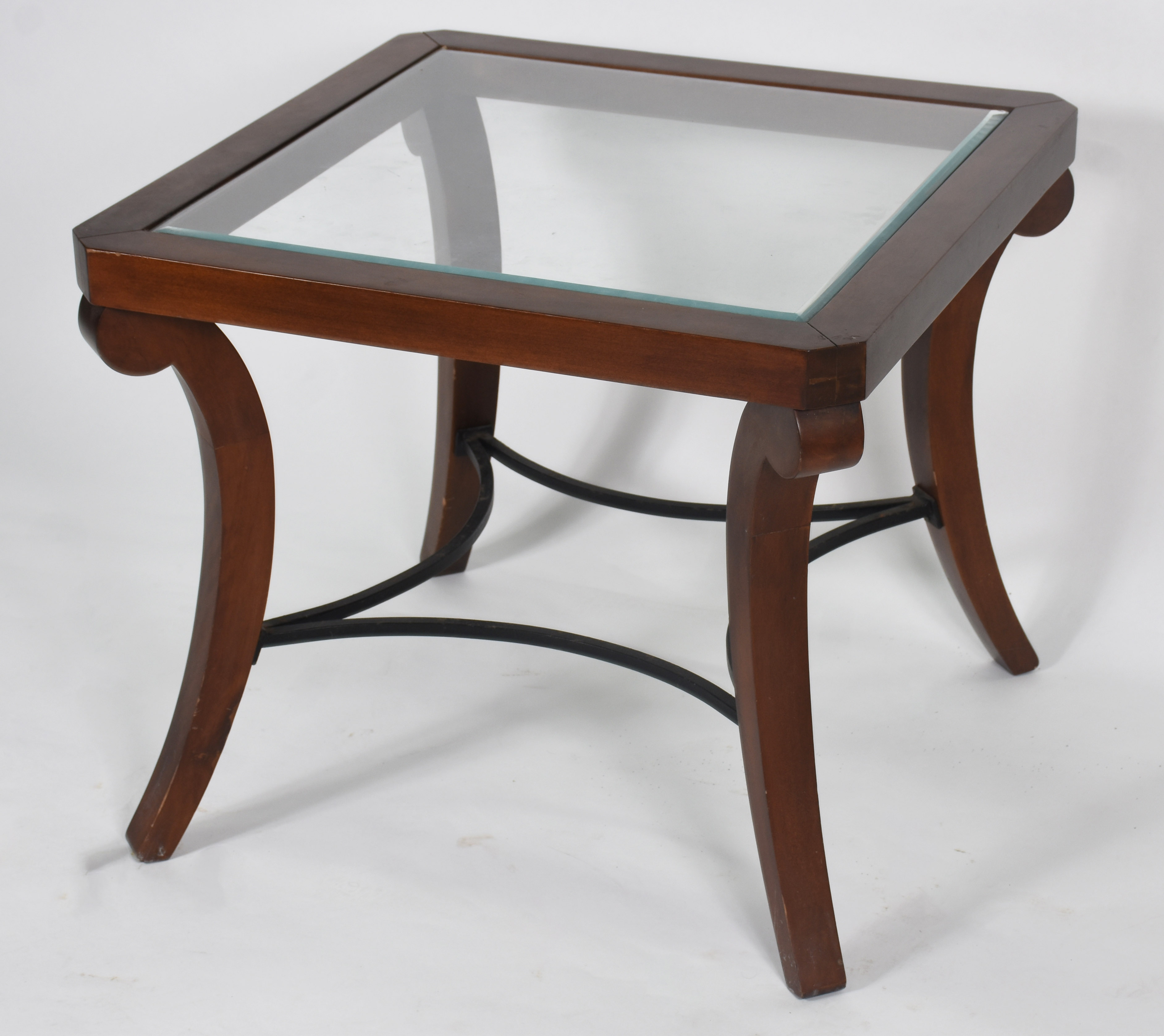 Mesa lateral de madeira nobre com tampo de vidro bisotado, parte... - foto 1 de 3