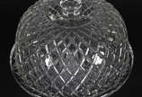 Boleira de cristal lapidado em frisos, sendo pr... - Boleira de cristal lapidado em frisos, sendo prato de pé alto e cobertura com pega na parte superior.