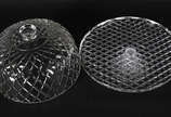 Boleira de cristal lapidado em frisos, sendo pr... - Boleira de cristal lapidado em frisos, sendo prato de pé alto e cobertura com pega na parte superior.