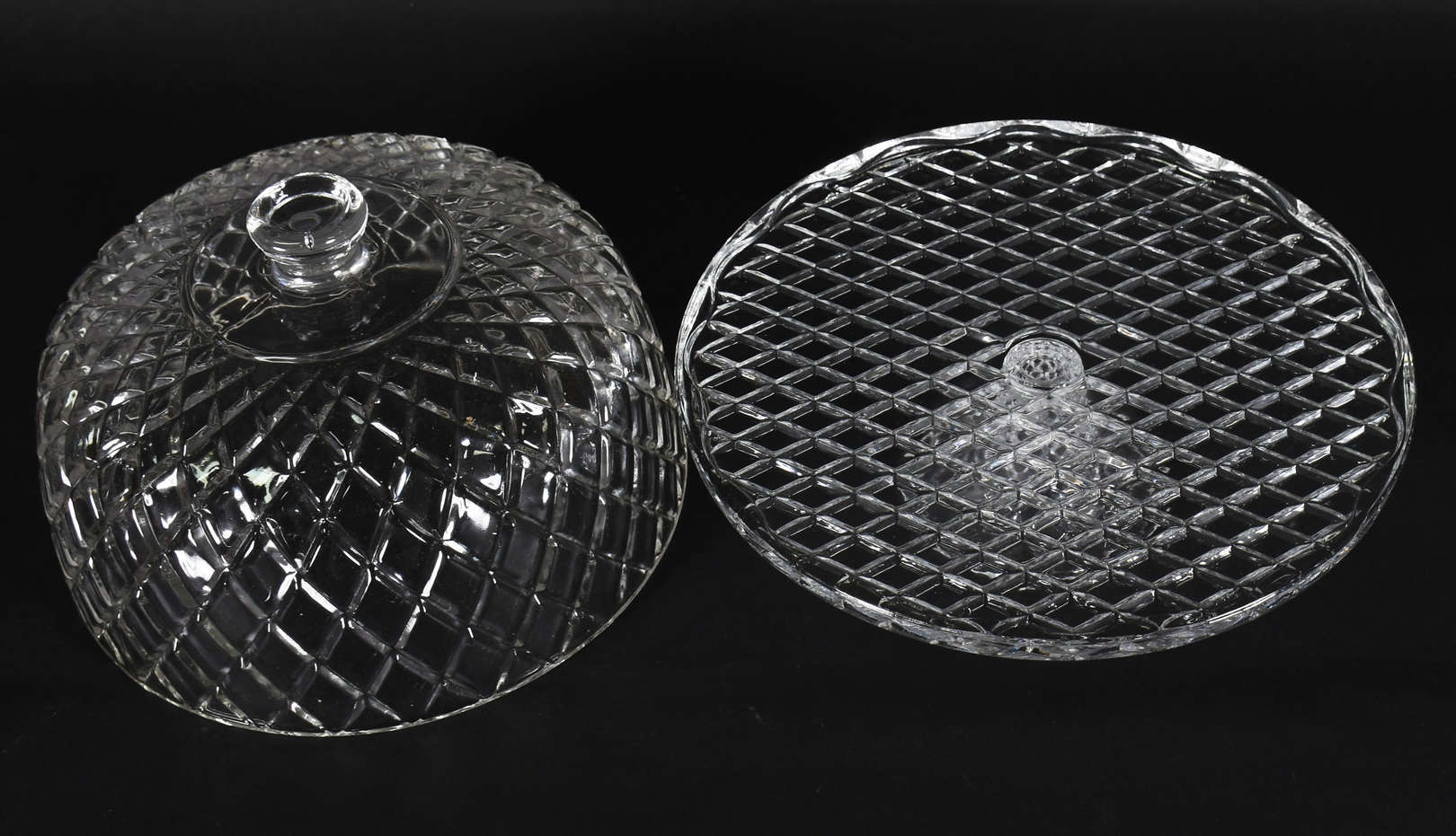 Boleira de cristal lapidado em frisos, sendo prato de pé alto e... - foto 4 de 4