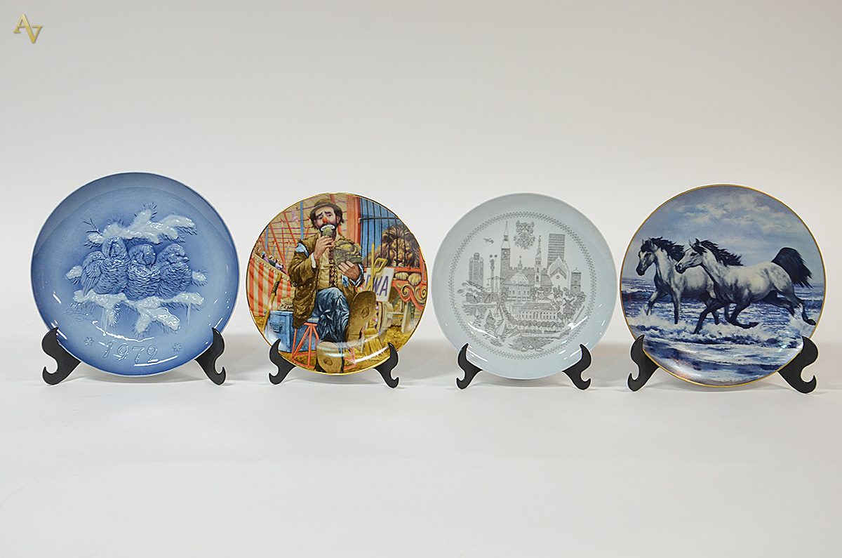 Quatro pratos de porcelana com decorações diversas, sendo: Fairmont... - foto 1 de 2