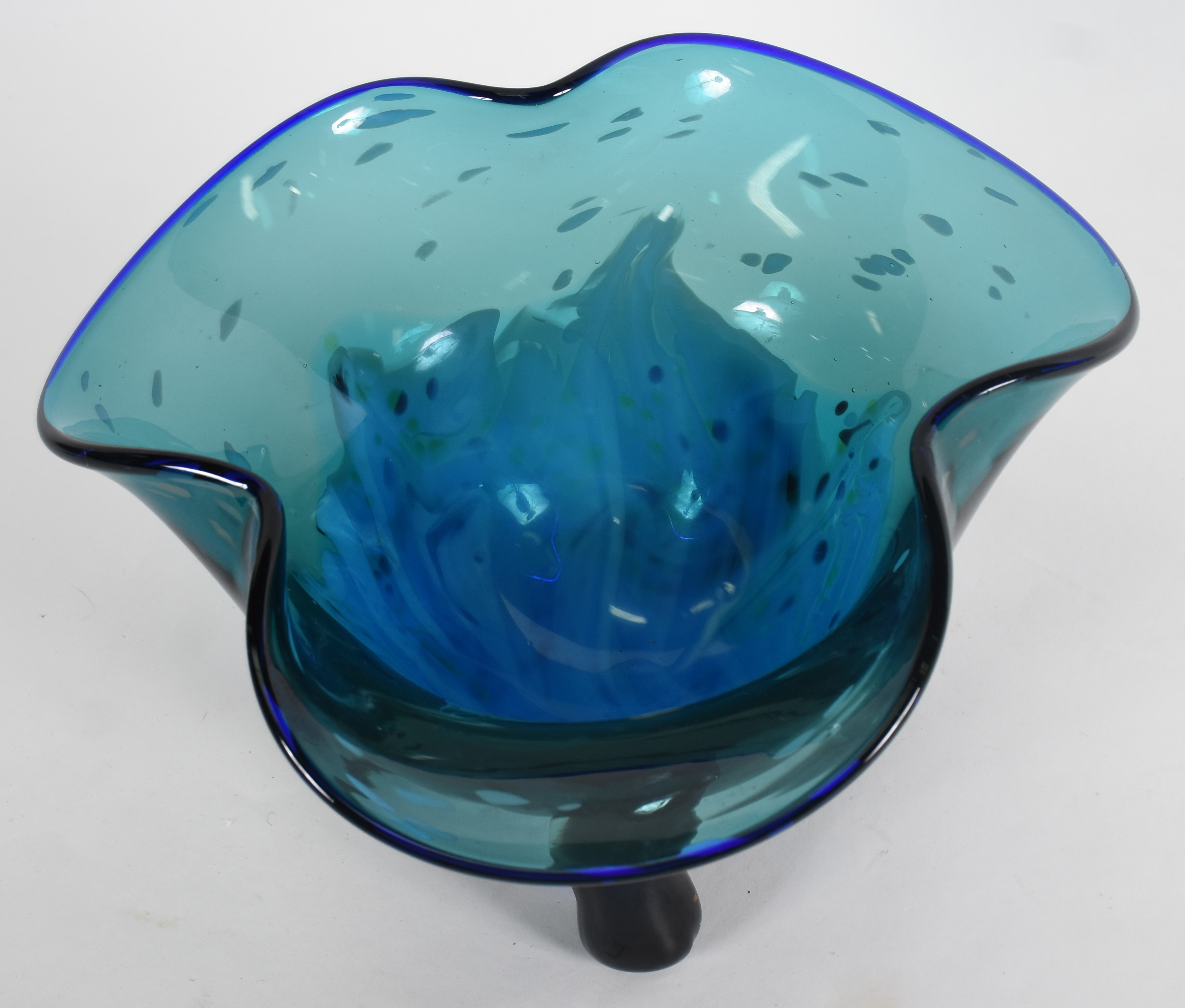 Vaso de murano azul com 3 pés , borda em gomos. - foto 2 de 3