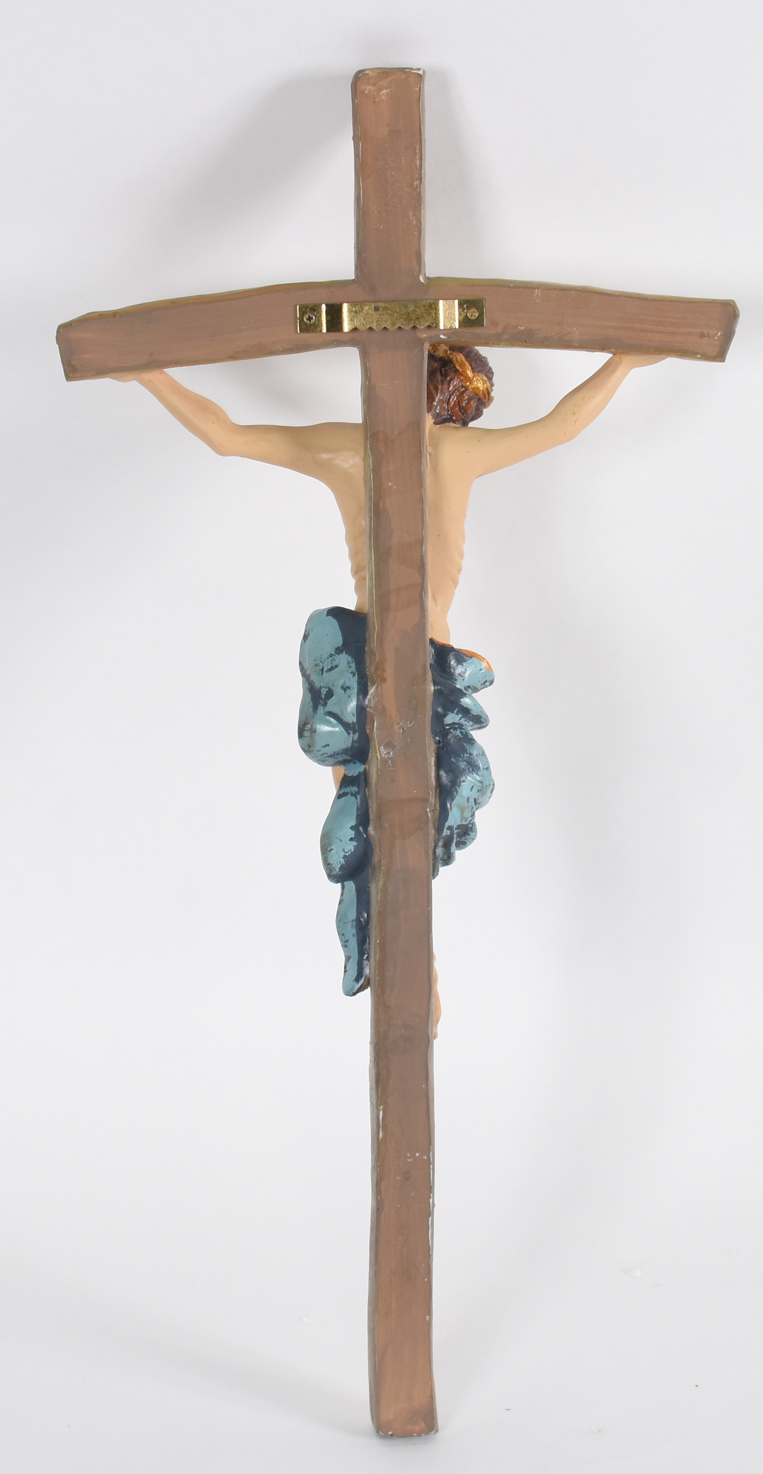 Crucifixo de resina policromada com figura de Cristo. - foto 3 de 3