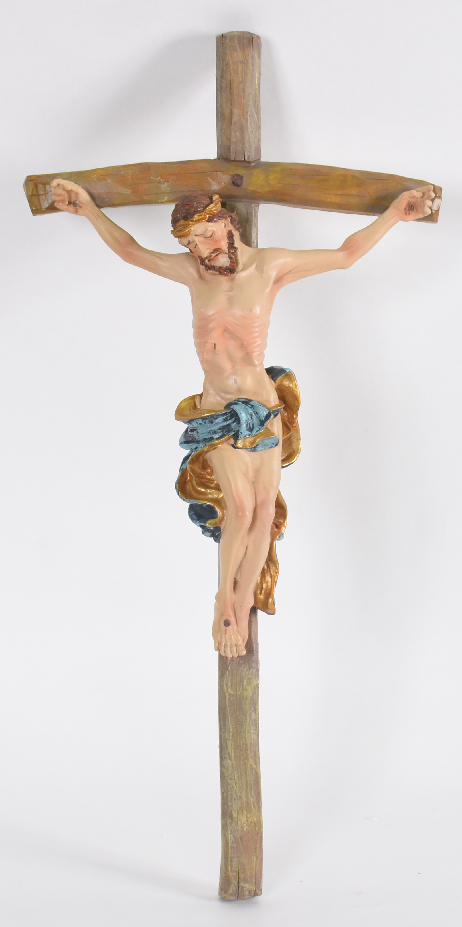 Crucifixo de resina policromada com figura de Cristo. - foto 1 de 3