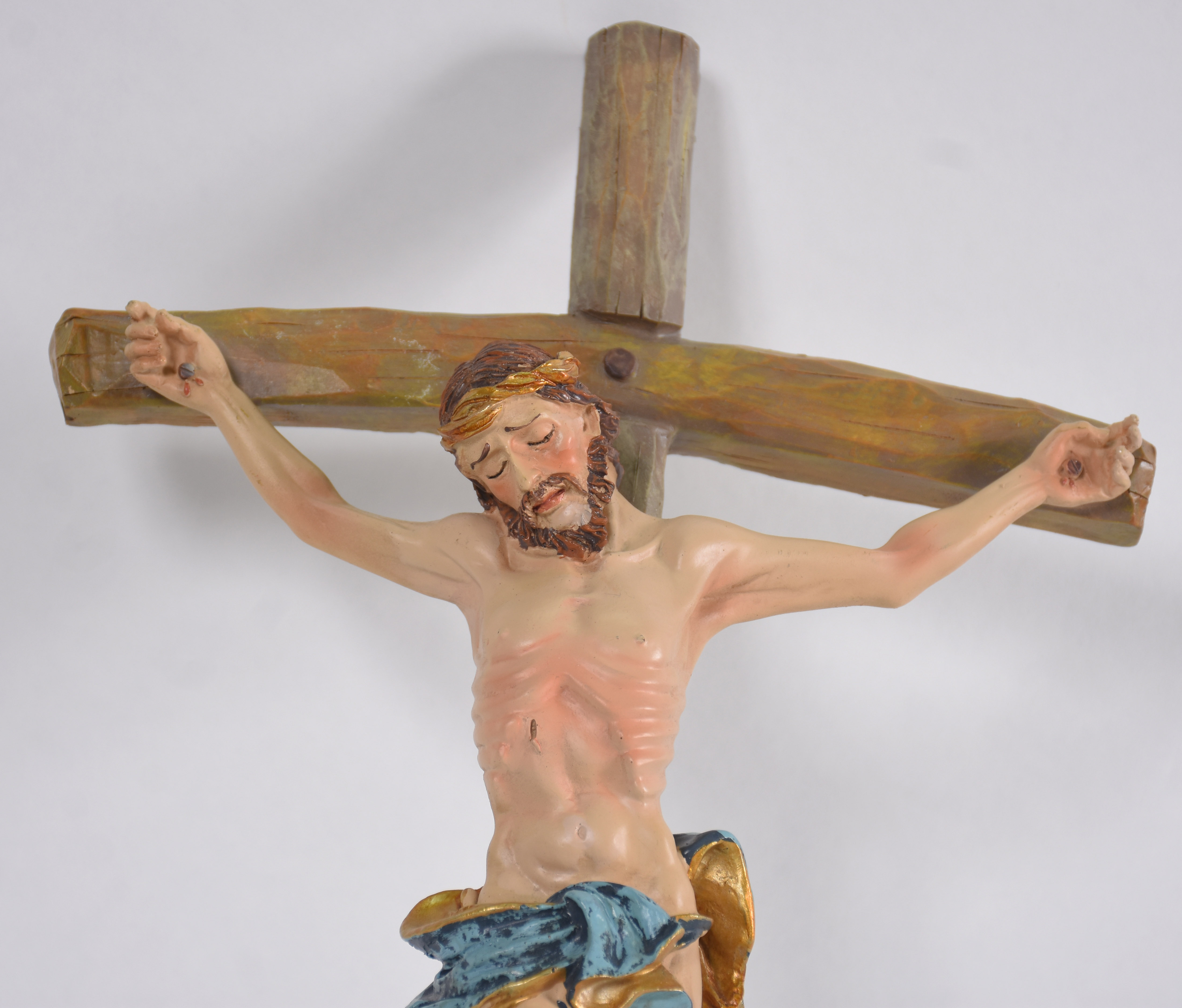 Crucifixo de resina policromada com figura de Cristo. - foto 2 de 3