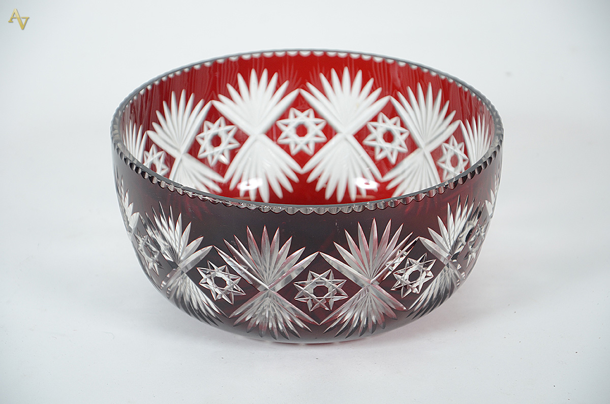 Bowl de cristal tcheco doublé lapidado na cor vermelha. Altura 11 cm...
