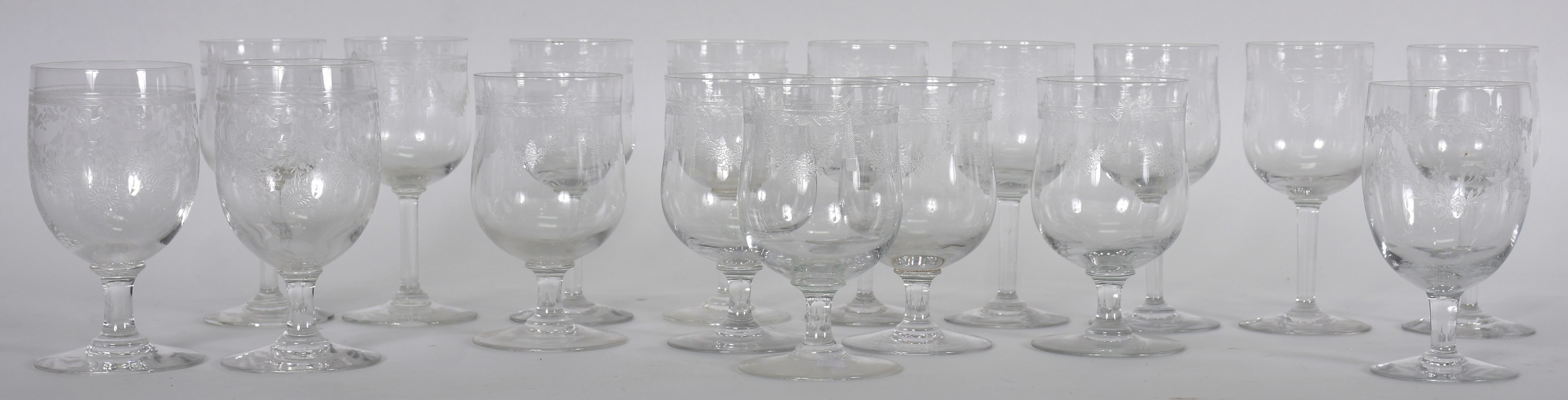 Dezessete cálices de cristal diversos . - foto 1 de 3