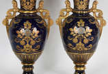 Par de belíssimas ânforas de porcelana  Européi... - Par de belíssimas ânforas de porcelana  Européia azul cobalto ricamente trabalhadas em dourado ( 1 alça colada ), marcas na base.
