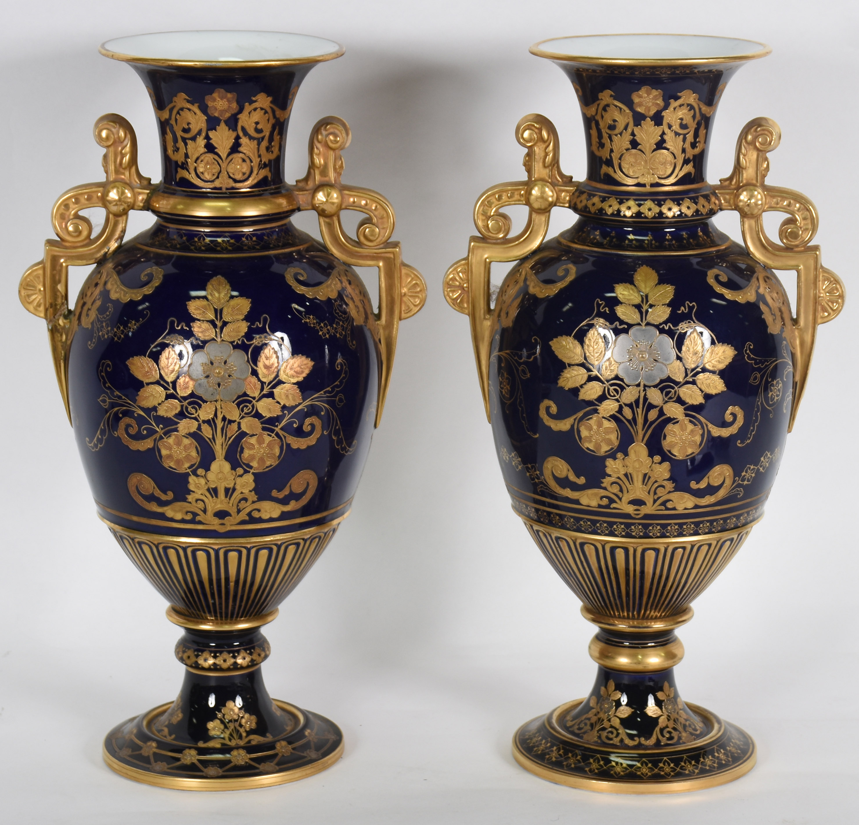 Par de belíssimas ânforas de porcelana Européia azul cobalto... - foto 1 de 5