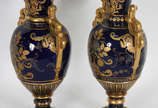 Par de belíssimas ânforas de porcelana  Européi... - Par de belíssimas ânforas de porcelana  Européia azul cobalto ricamente trabalhadas em dourado ( 1 alça colada ), marcas na base.